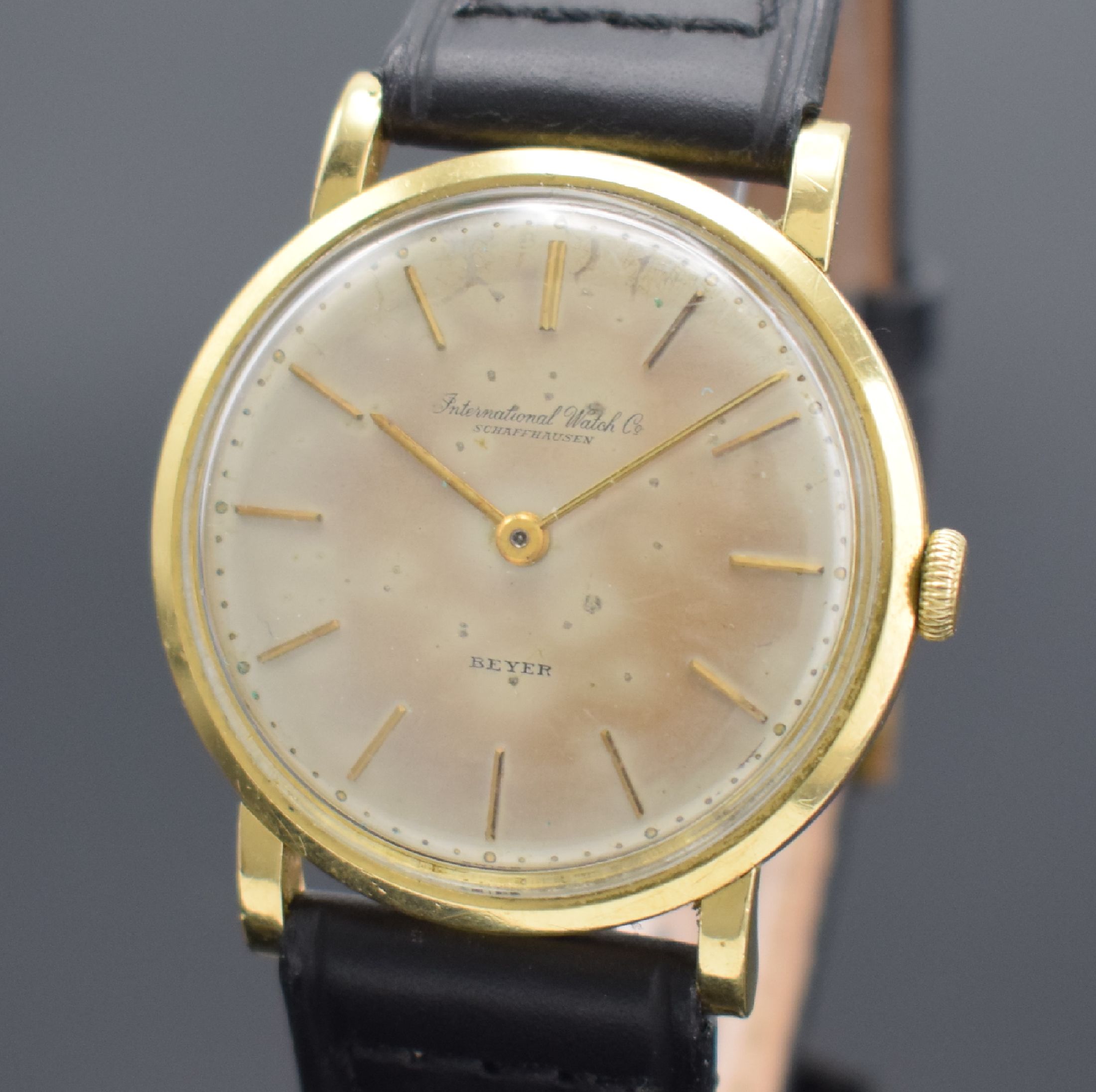 Detail a: IWC / BEYER Armbanduhr in GG 750/000, Schweiz um 1952, Handaufzug, Boden & Glasrand aufgedr., silb. Zifferbl. m. Verkäufersignatur Beyer ...