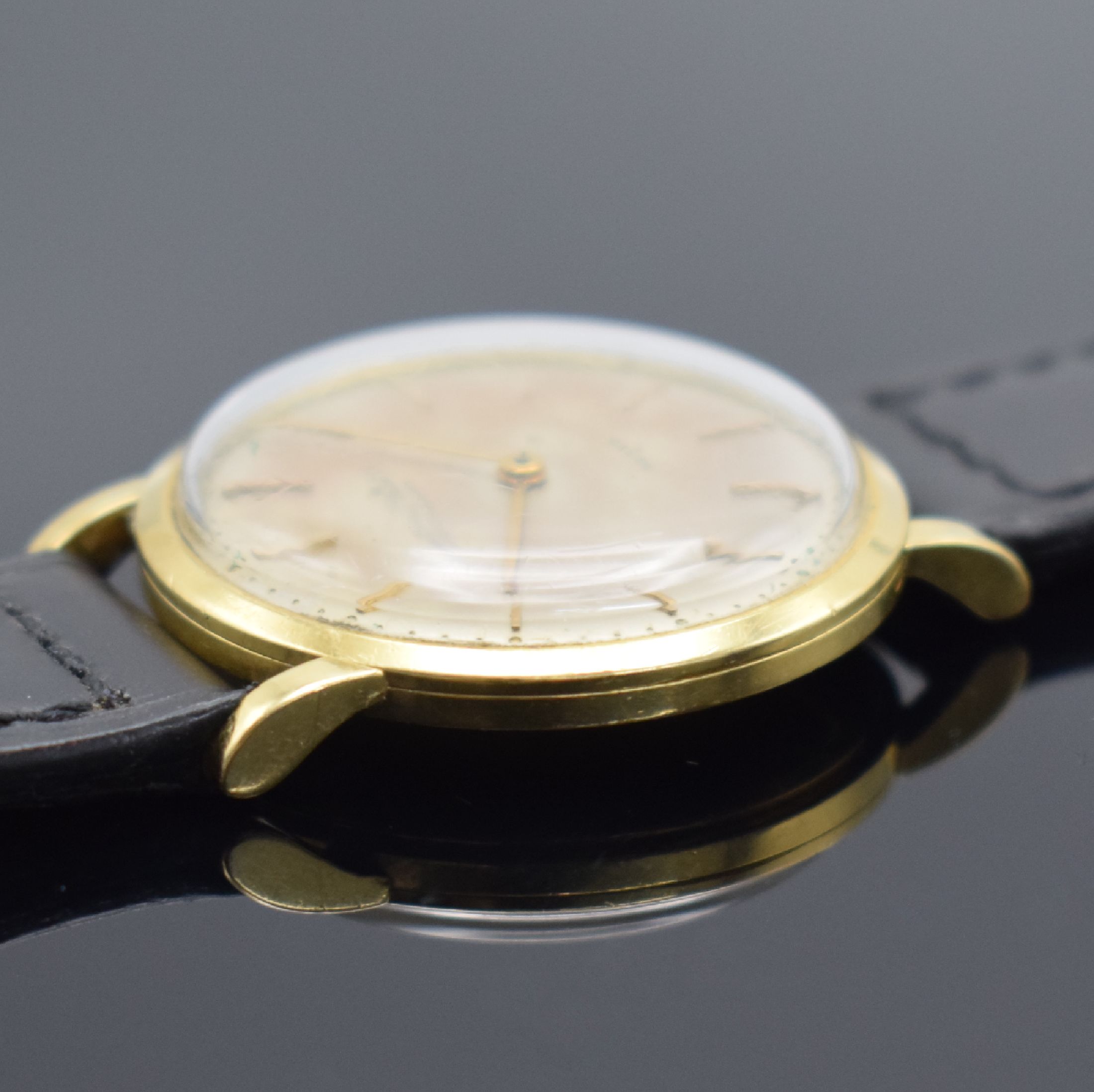 Detail b: IWC / BEYER Armbanduhr in GG 750/000, Schweiz um 1952, Handaufzug, Boden & Glasrand aufgedr., silb. Zifferbl. m. Verkäufersignatur Beyer ...