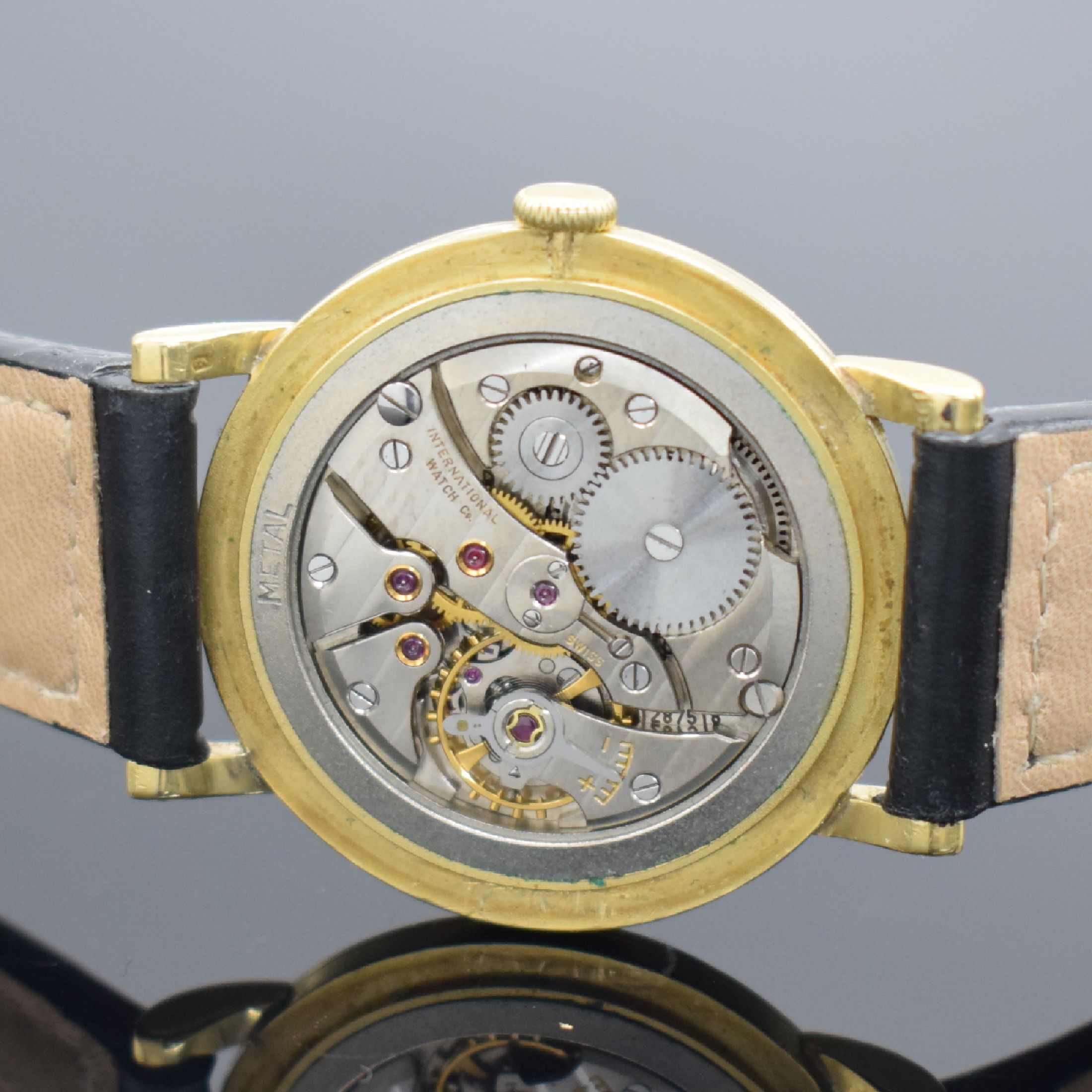 Detail d: IWC / BEYER Armbanduhr in GG 750/000, Schweiz um 1952, Handaufzug, Boden & Glasrand aufgedr., silb. Zifferbl. m. Verkäufersignatur Beyer ...