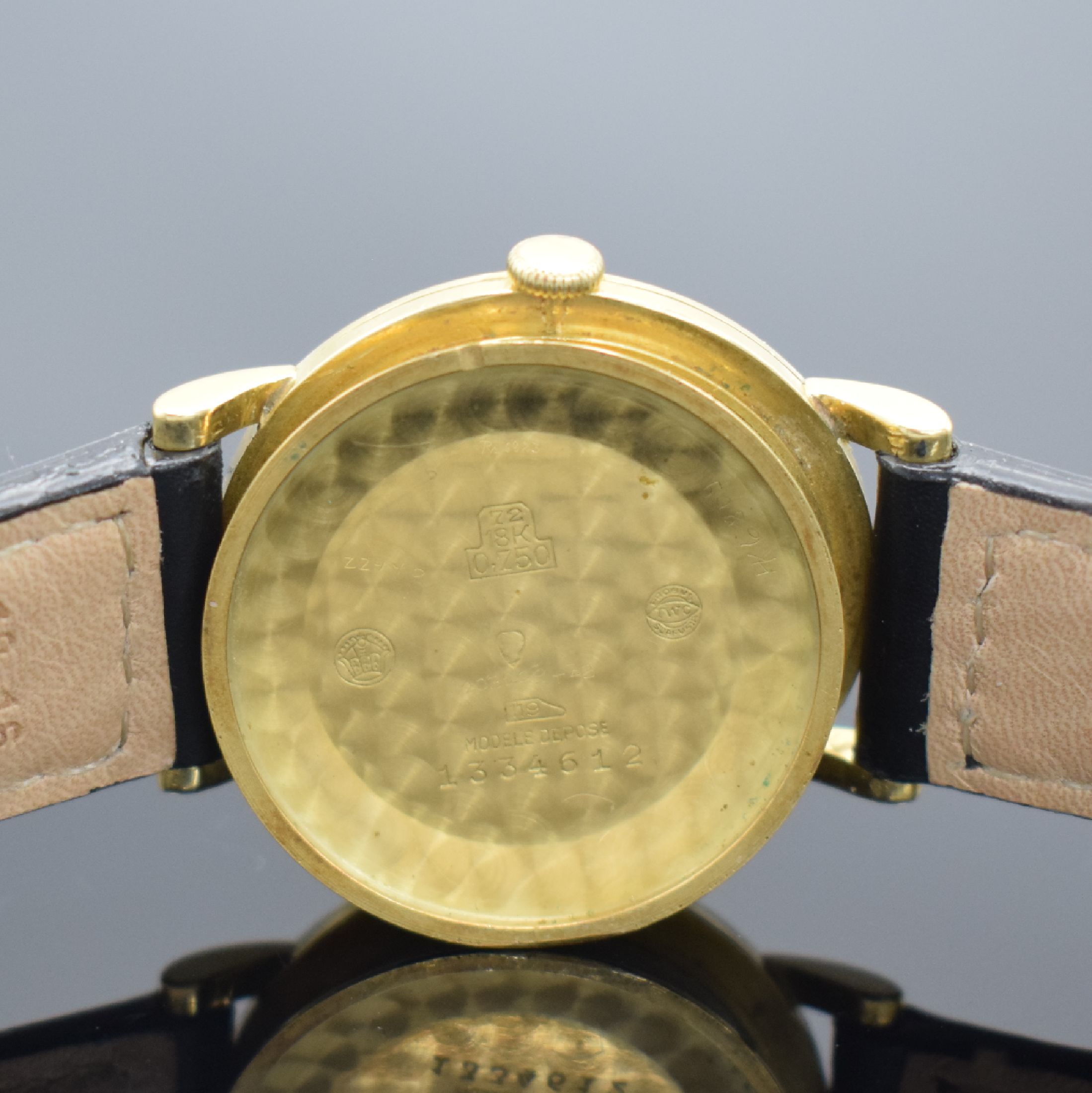 Detail e: IWC / BEYER Armbanduhr in GG 750/000, Schweiz um 1952, Handaufzug, Boden & Glasrand aufgedr., silb. Zifferbl. m. Verkäufersignatur Beyer ...