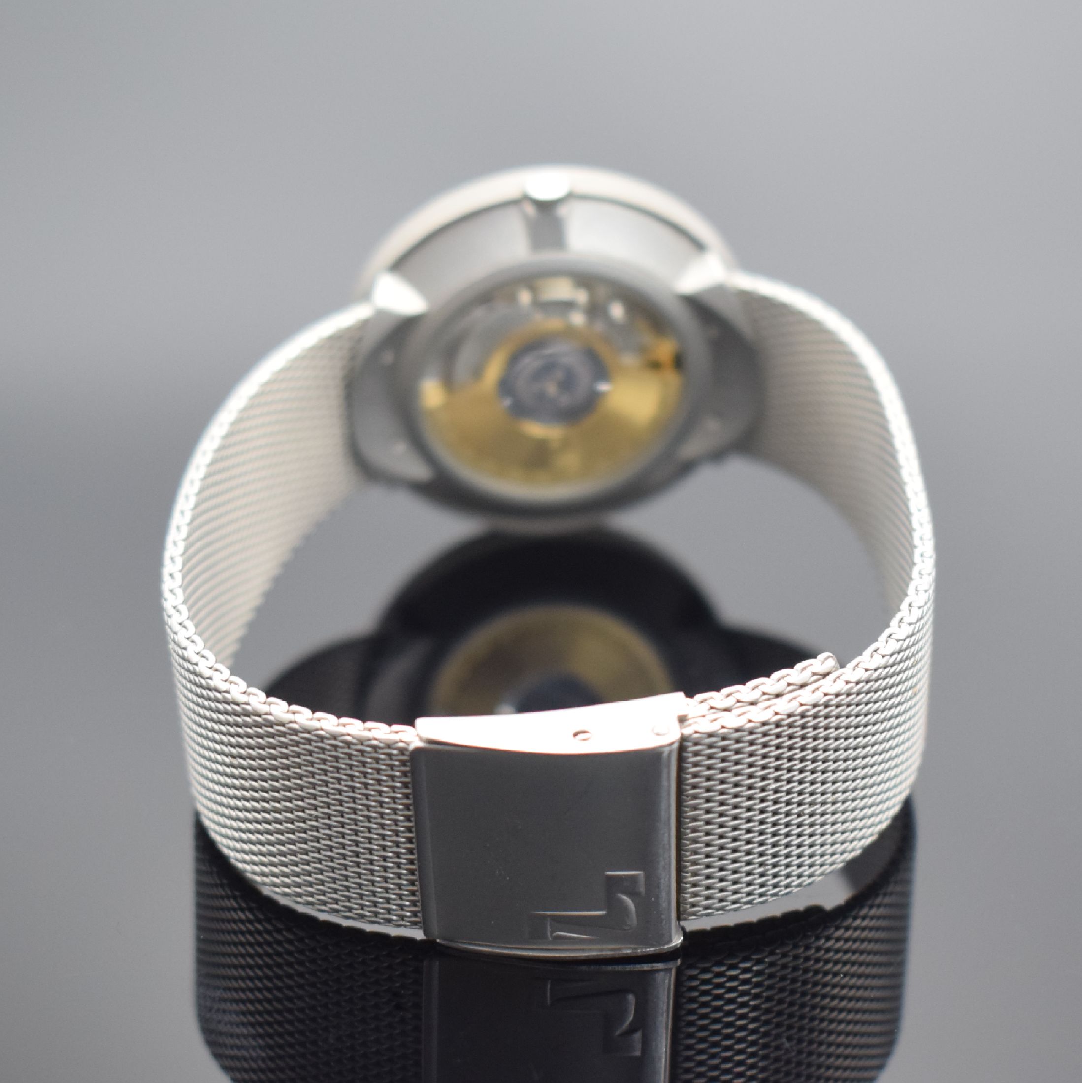Detail b: Seltene Armbanduhr gestaltet von Hans Donner in Stahl, Schweiz um 2000, Automatik, umgesetzt von Bernhardt Lederer, beids. vergl. matt. Stahlgeh., ...