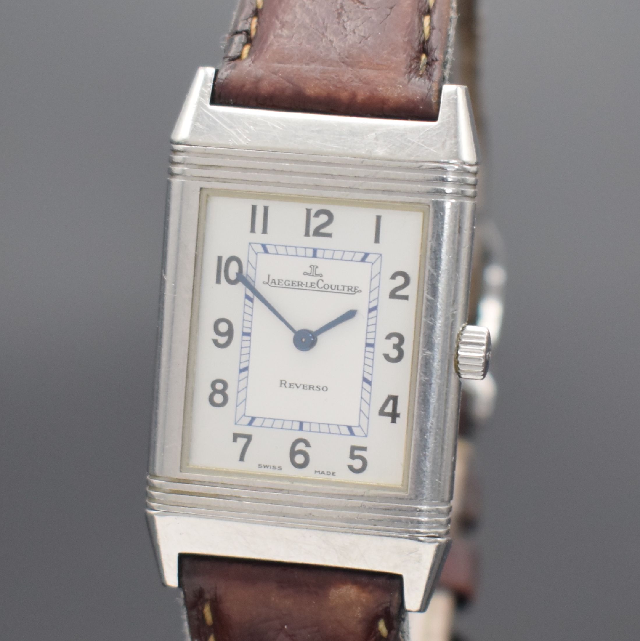 Detail a: Jaeger-LeCoultre Reverso Armbanduhr in Stahl, Schweiz um 2000, quarz, Ref. 252.8.08, um 180 Grad drehb. Wendegeh., neutr. Lederband m. orig. ...