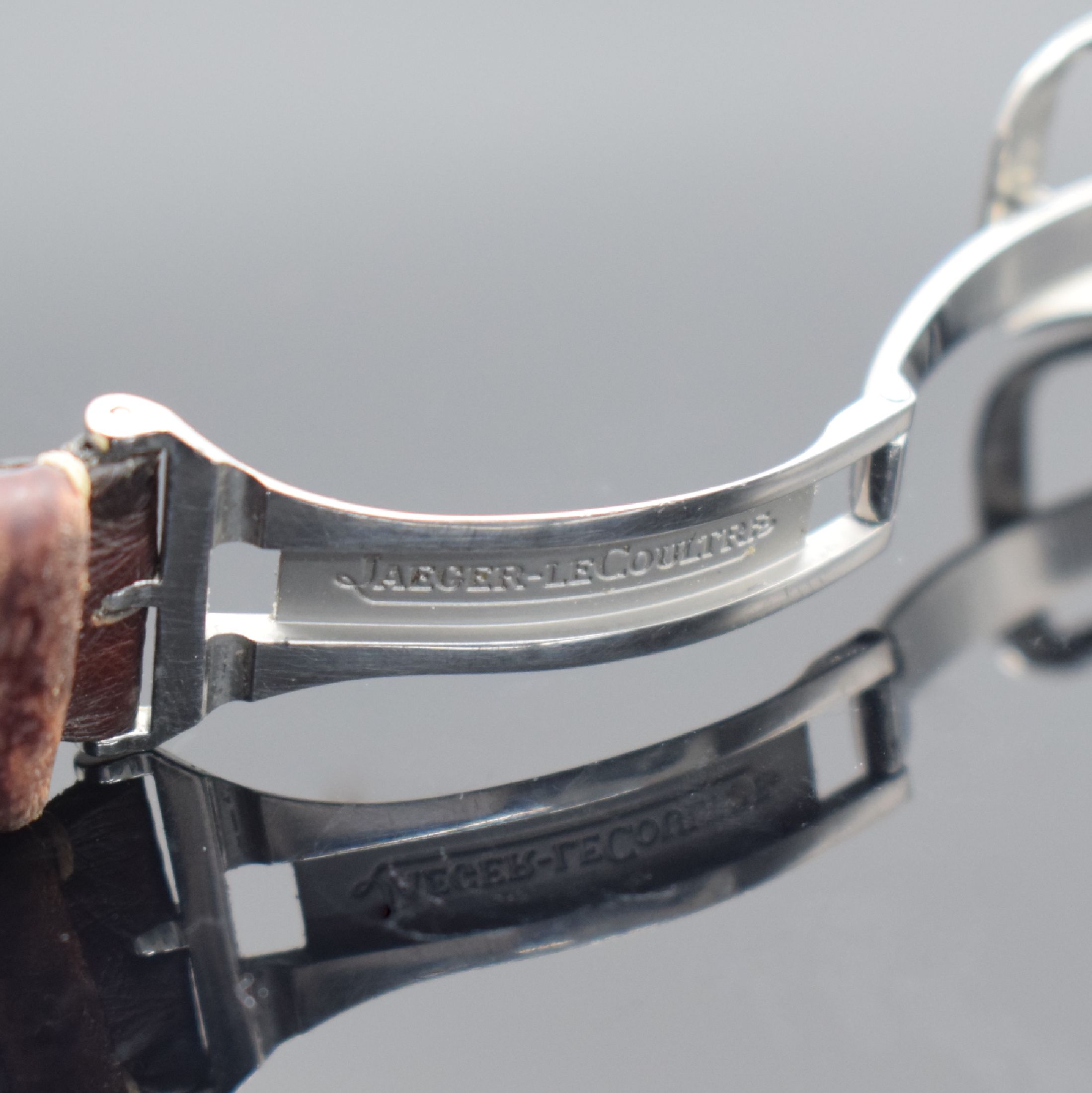 Detail d: Jaeger-LeCoultre Reverso Armbanduhr in Stahl, Schweiz um 2000, quarz, Ref. 252.8.08, um 180 Grad drehb. Wendegeh., neutr. Lederband m. orig. ...