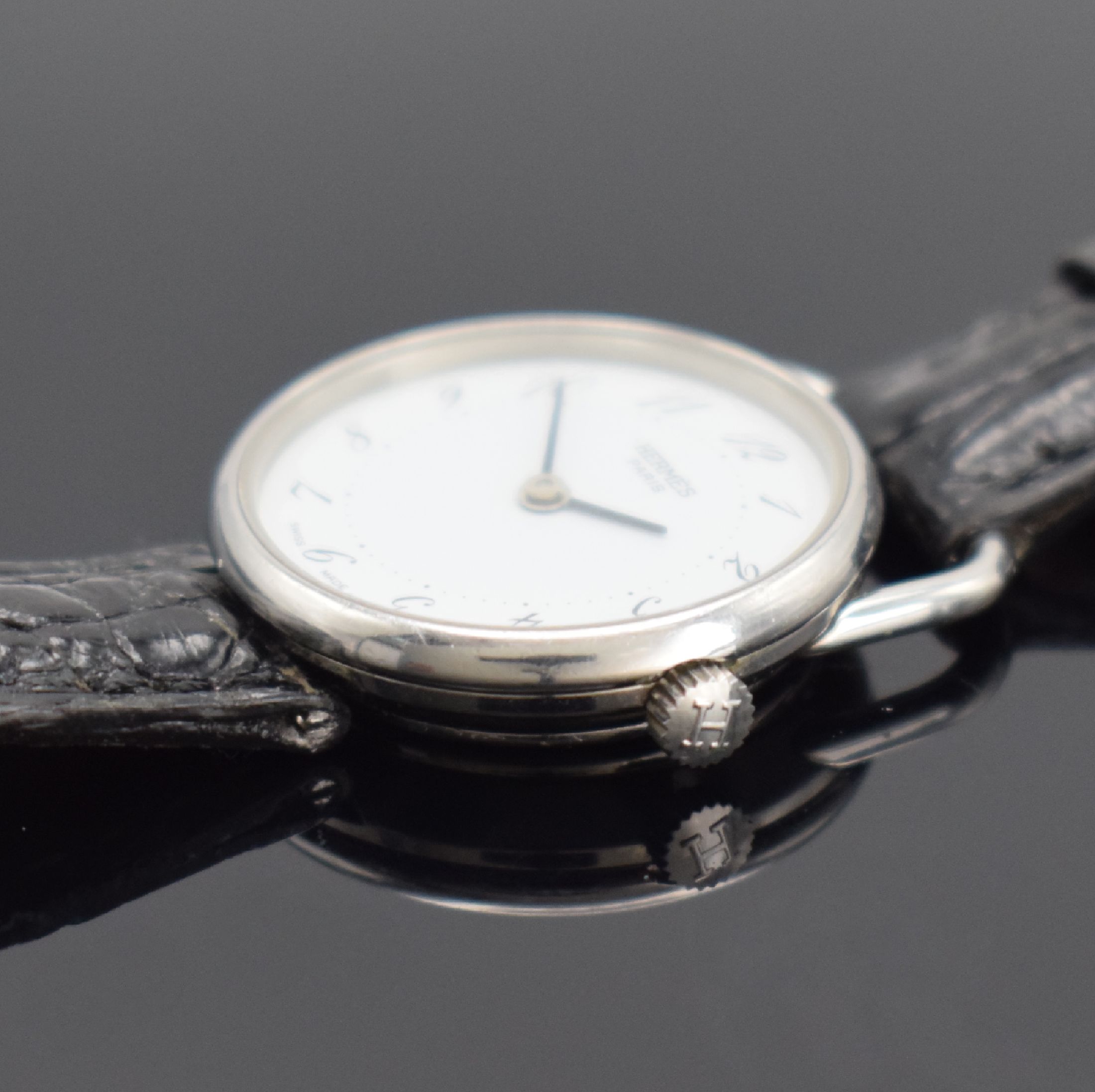 Detail a: HERMES Paris Damenarmbanduhr in Stahl, Schweiz um 2000, quarz, Boden aufgedr., ausgefallene Bandanstöße, weißes Zifferbl. m. arab. Zahlen, geschw. ...
