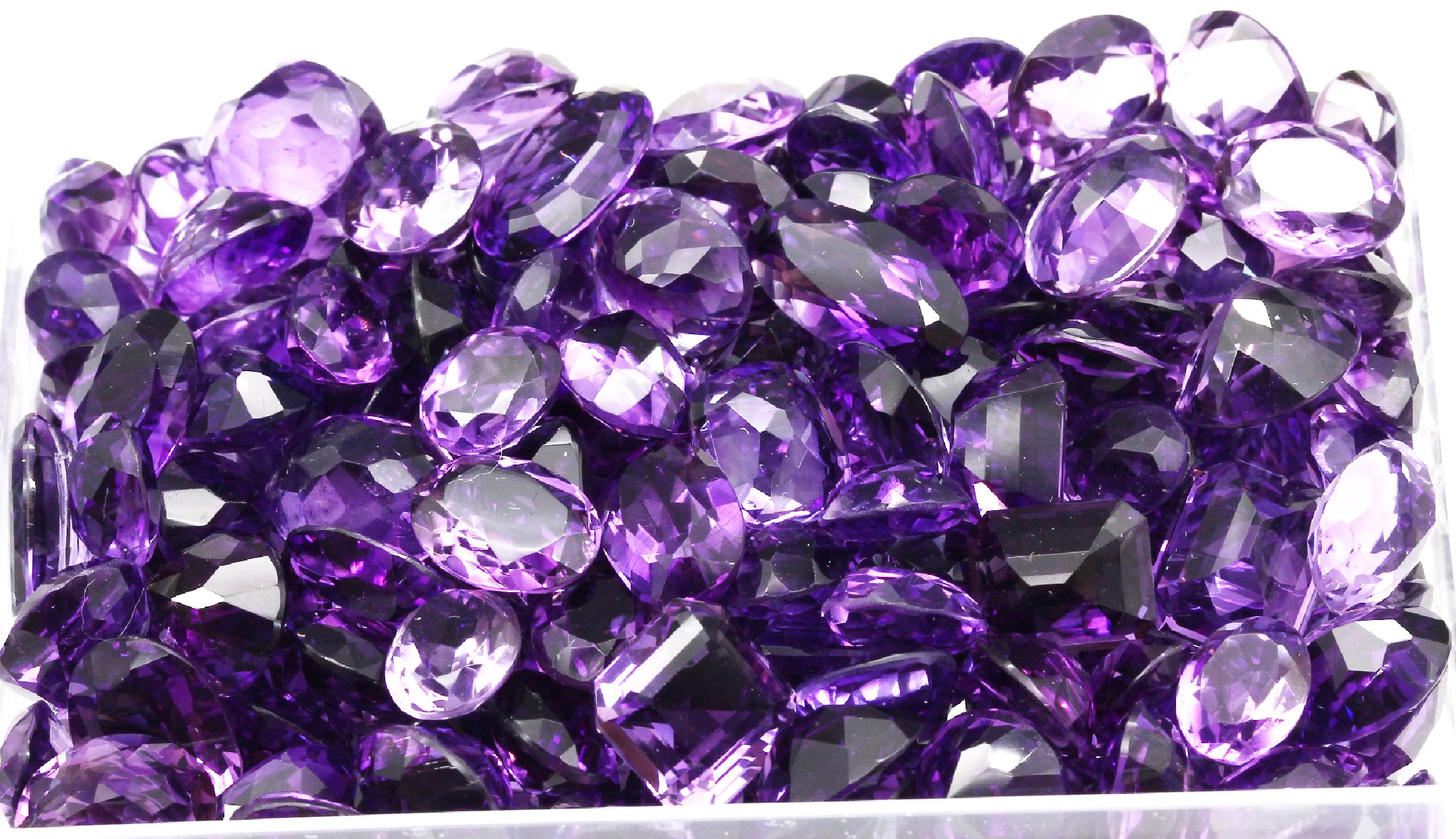 Detail a: Lot lose Amethyste zus. ca. 644 ct, versch.Schliffformen, überwiegend ovalfacett., Idar- Obersteiner Schleifarbeit