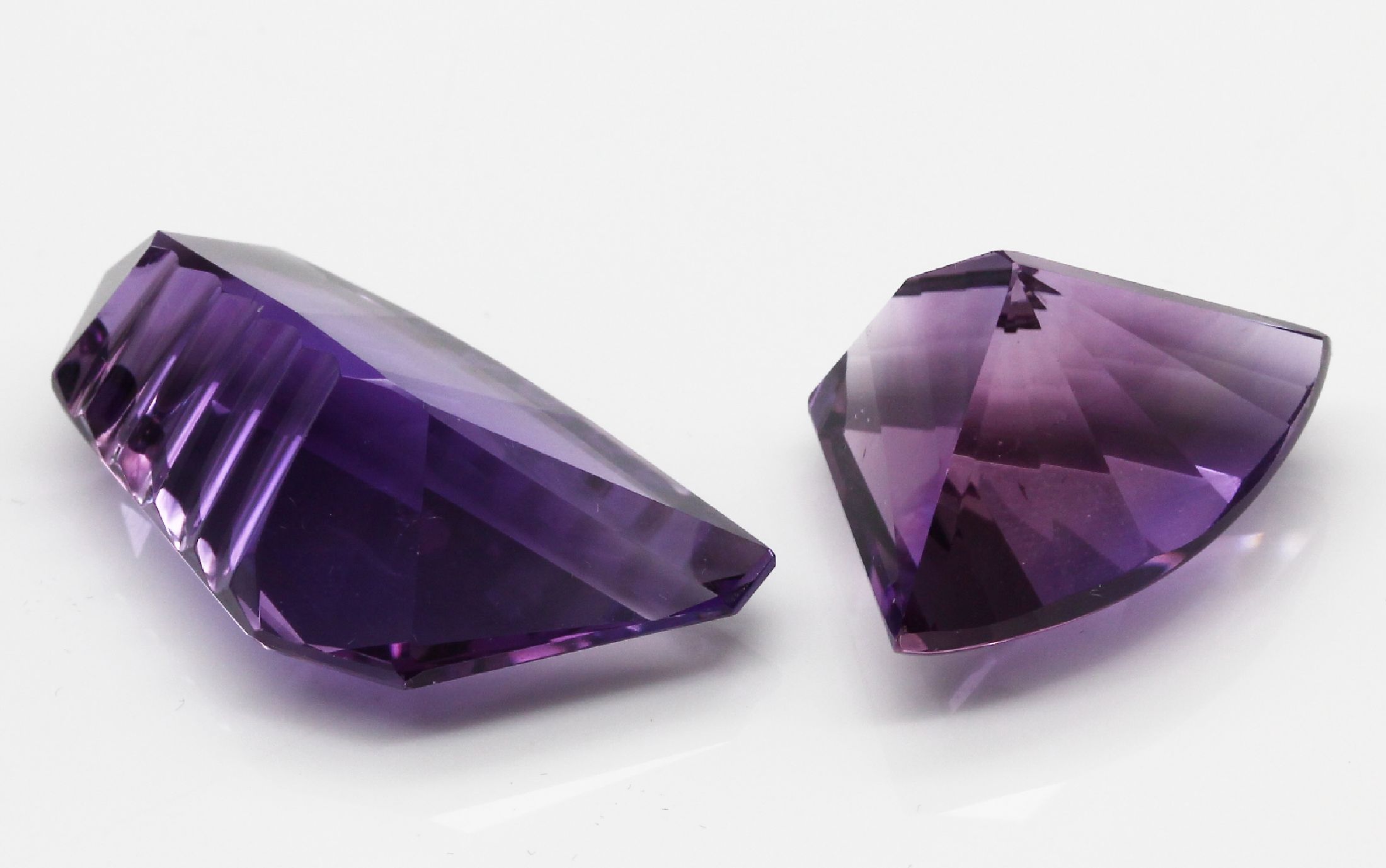Detail a: 2 lose Amethyste zus. 80.0 ct, Phantasieschliff, Idar Obersteiner Schleifarbeit