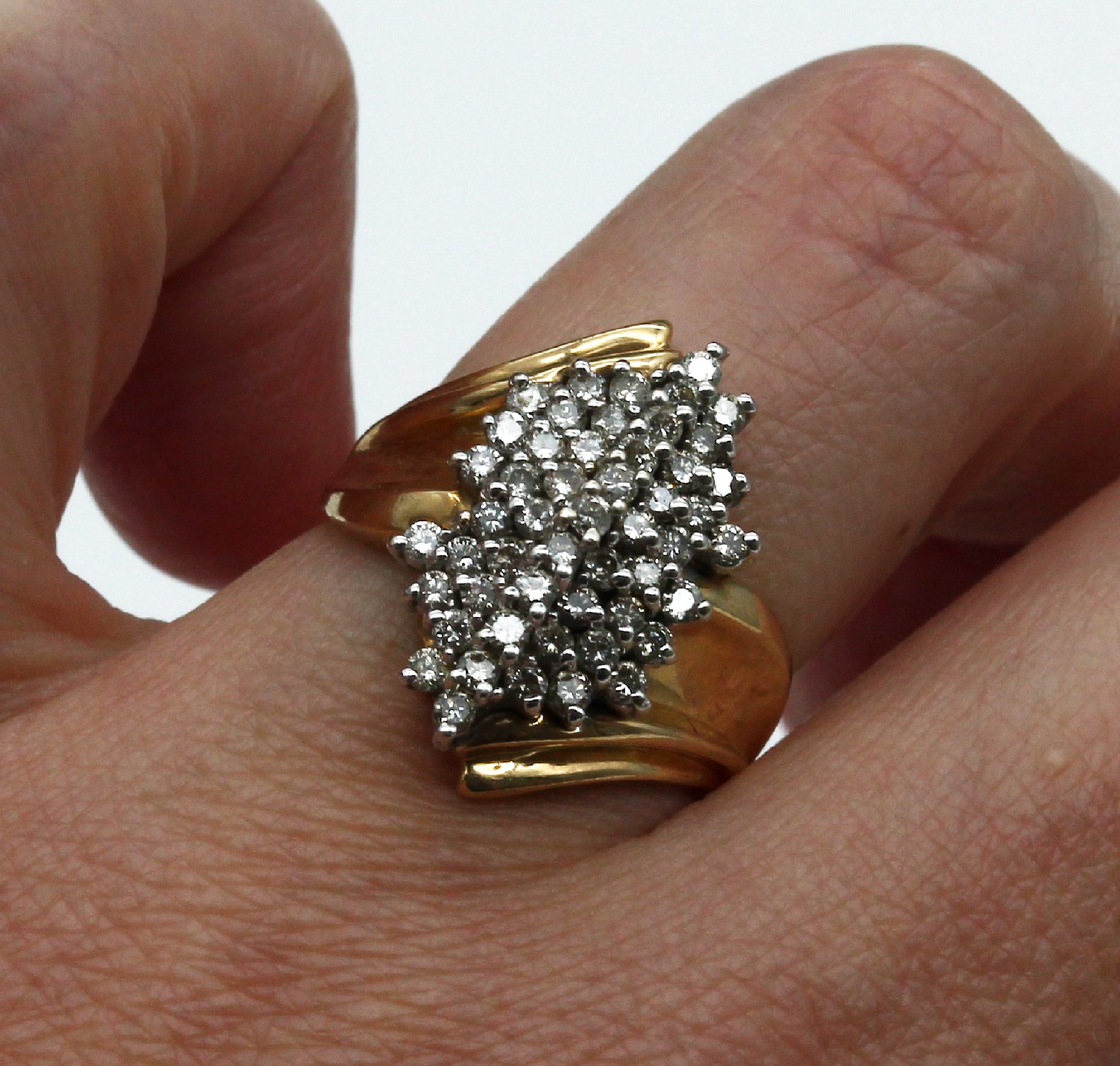 Detail a: 10 kt Gold Brillant-Ring, GG/WG 417/000, asymmetrische Gestaltung, 51 Brillanten in mehreren Ebenen zus. ca. 1.20 ct Weiß-l.get. Weiß/si-p, RW 54, ...