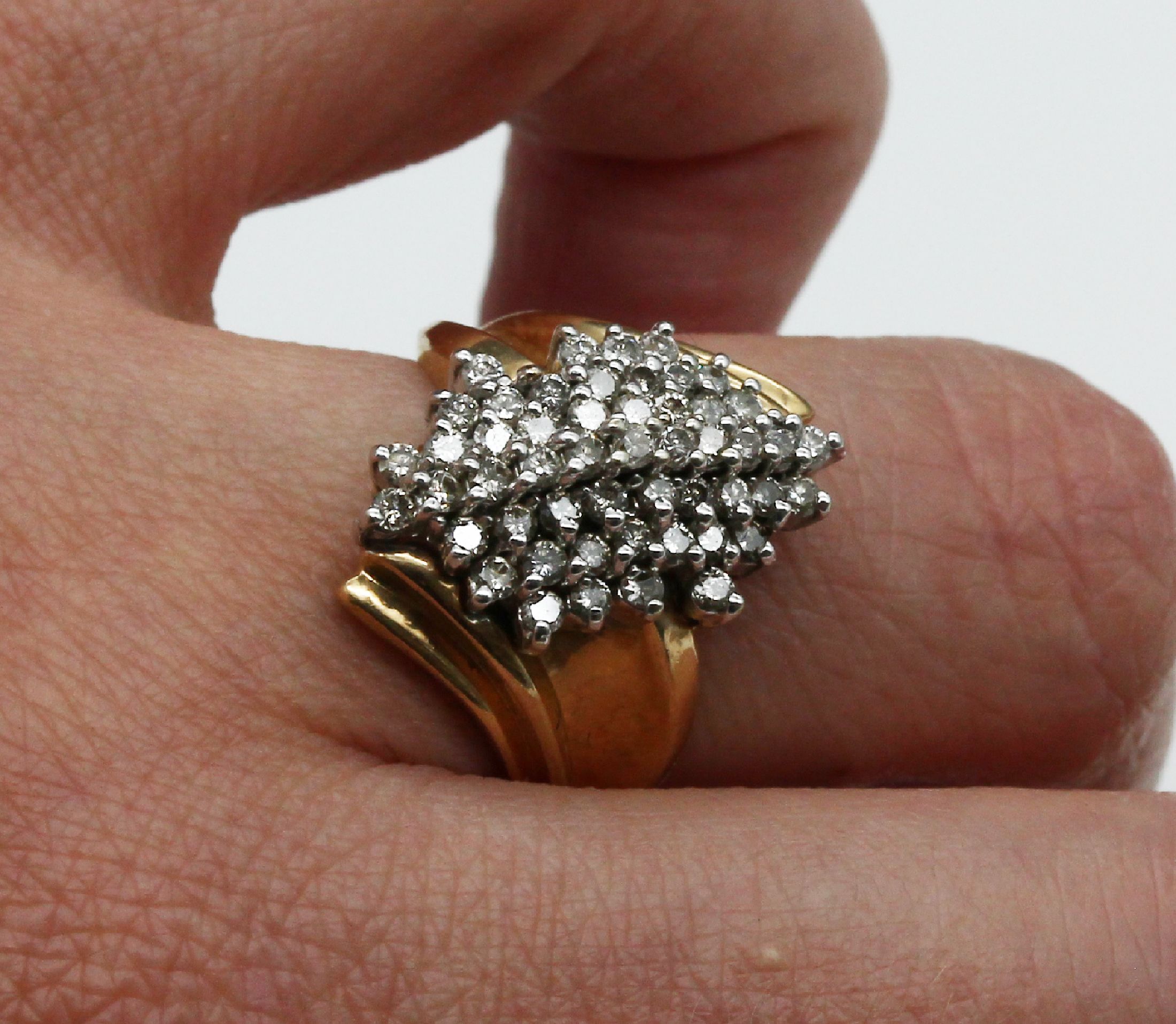 Detail b: 10 kt Gold Brillant-Ring, GG/WG 417/000, asymmetrische Gestaltung, 51 Brillanten in mehreren Ebenen zus. ca. 1.20 ct Weiß-l.get. Weiß/si-p, RW 54, ...