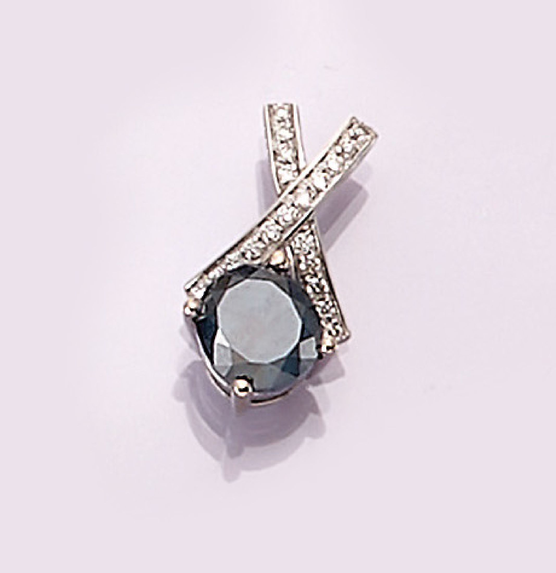 18 kt Gold Brillant-Anhänger, WG 750/000, 2gekreuzte Stege mit 20 Brillanten zus. ca. 0.09 ct Weiß/vs, und 1 Brillant ca. 1.25 ct Blau (beh.)/p