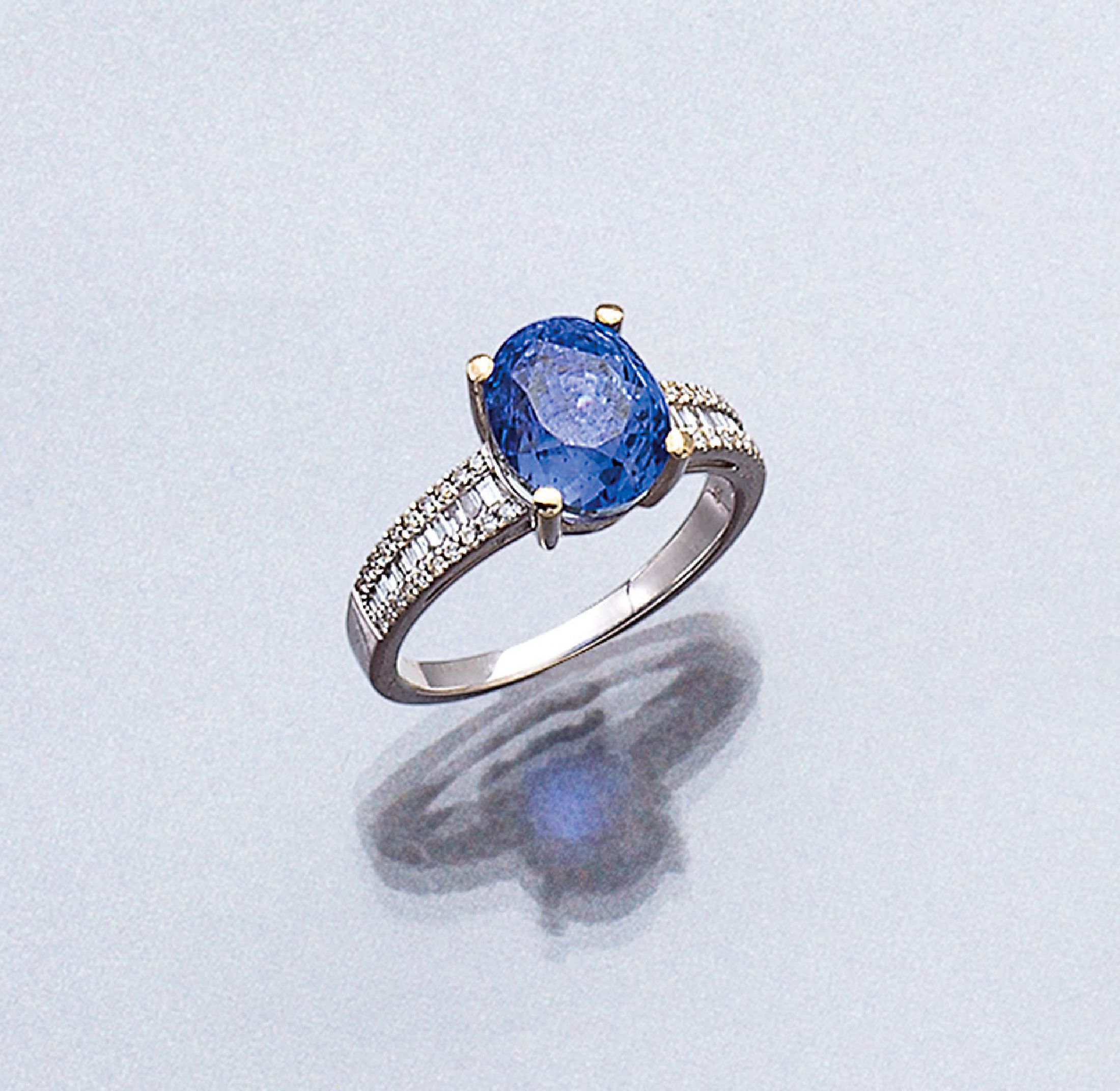 18 kt Gold Saphir-Diamant-Ring, WG 750/000,erhaben gefasster ovalfacett. Ceylon-Saphir ca. 5.96 ct, Ringschultern mit insg. 40 Brillanten und 22 ...