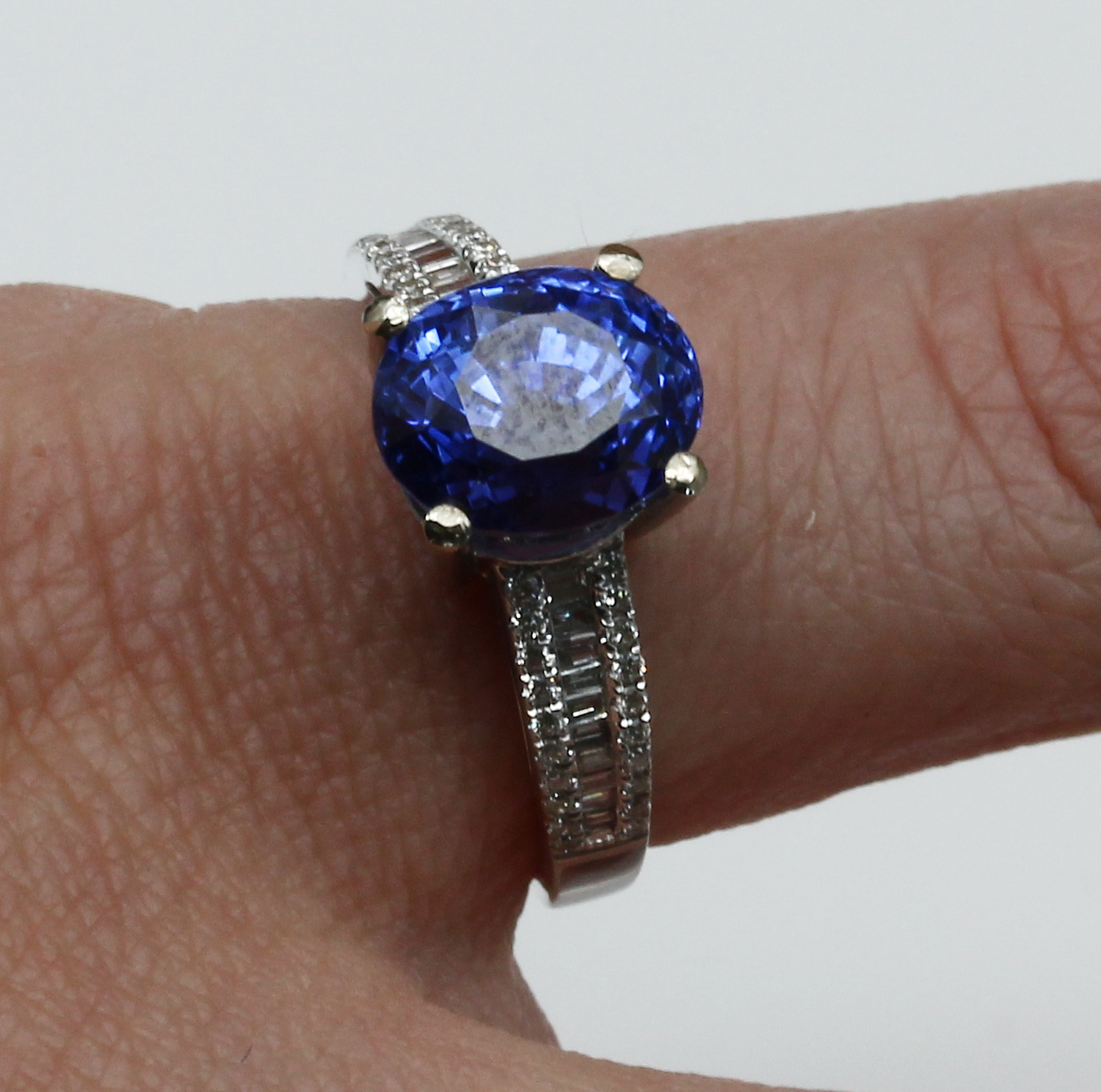 Detail a: 18 kt Gold Saphir-Diamant-Ring, WG 750/000,erhaben gefasster ovalfacett. Ceylon-Saphir ca. 5.96 ct, Ringschultern mit insg. 40 Brillanten und 22 ...