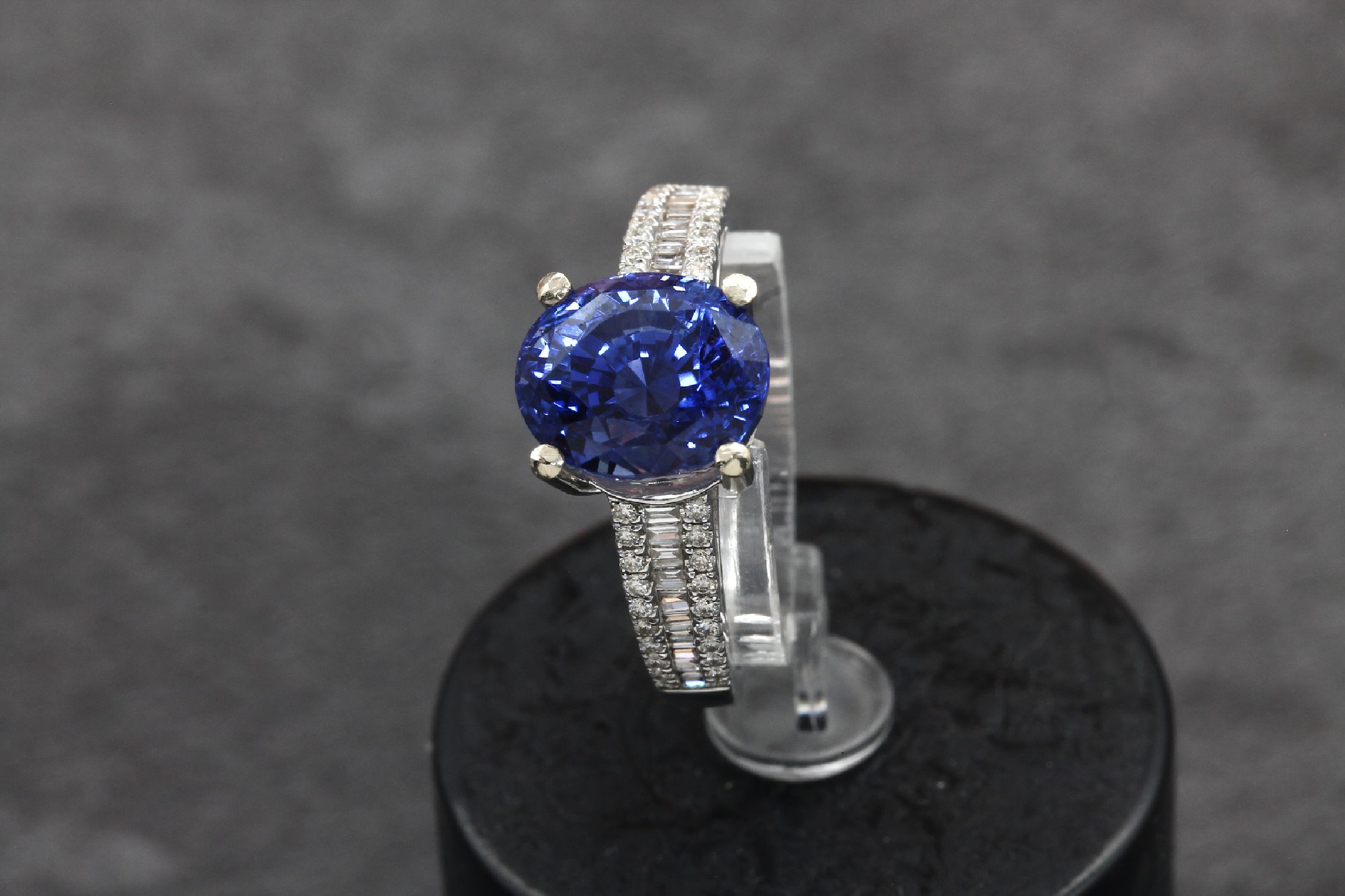 Detail b: 18 kt Gold Saphir-Diamant-Ring, WG 750/000,erhaben gefasster ovalfacett. Ceylon-Saphir ca. 5.96 ct, Ringschultern mit insg. 40 Brillanten und 22 ...