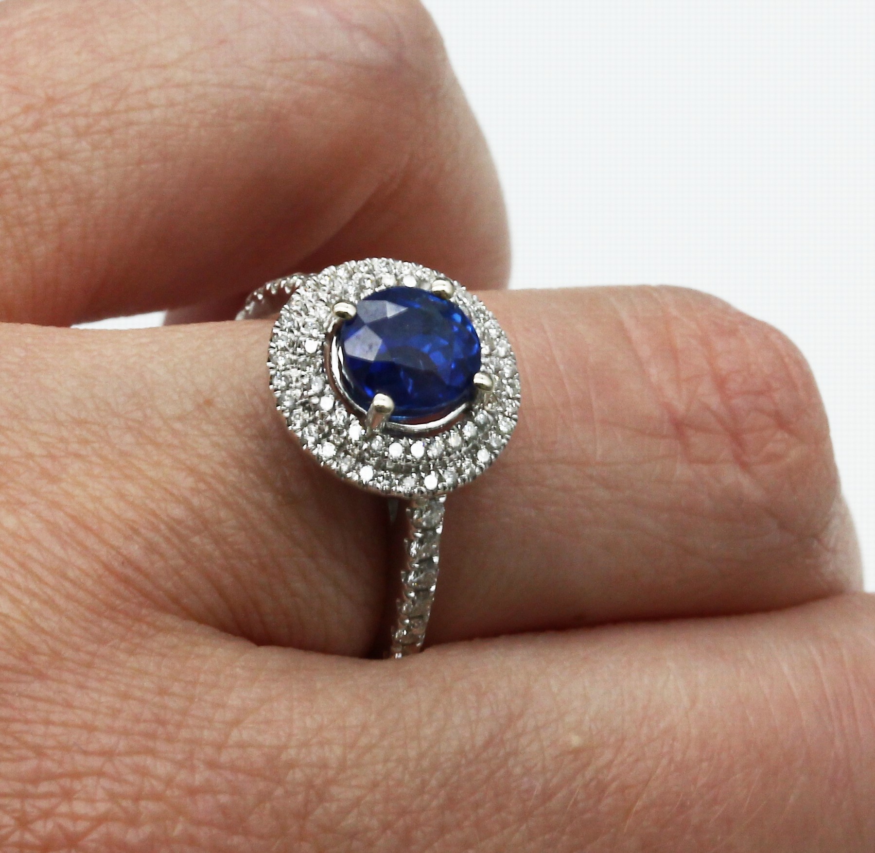 Detail a: 18 kt Gold Saphir-Brillant-Ring, WG 750/000, erhaben gefasster rundfacett. Saphir ca. 2.39 ct umgeben von insg. 70 Brillanten zus. ca. 0.53 ct ...