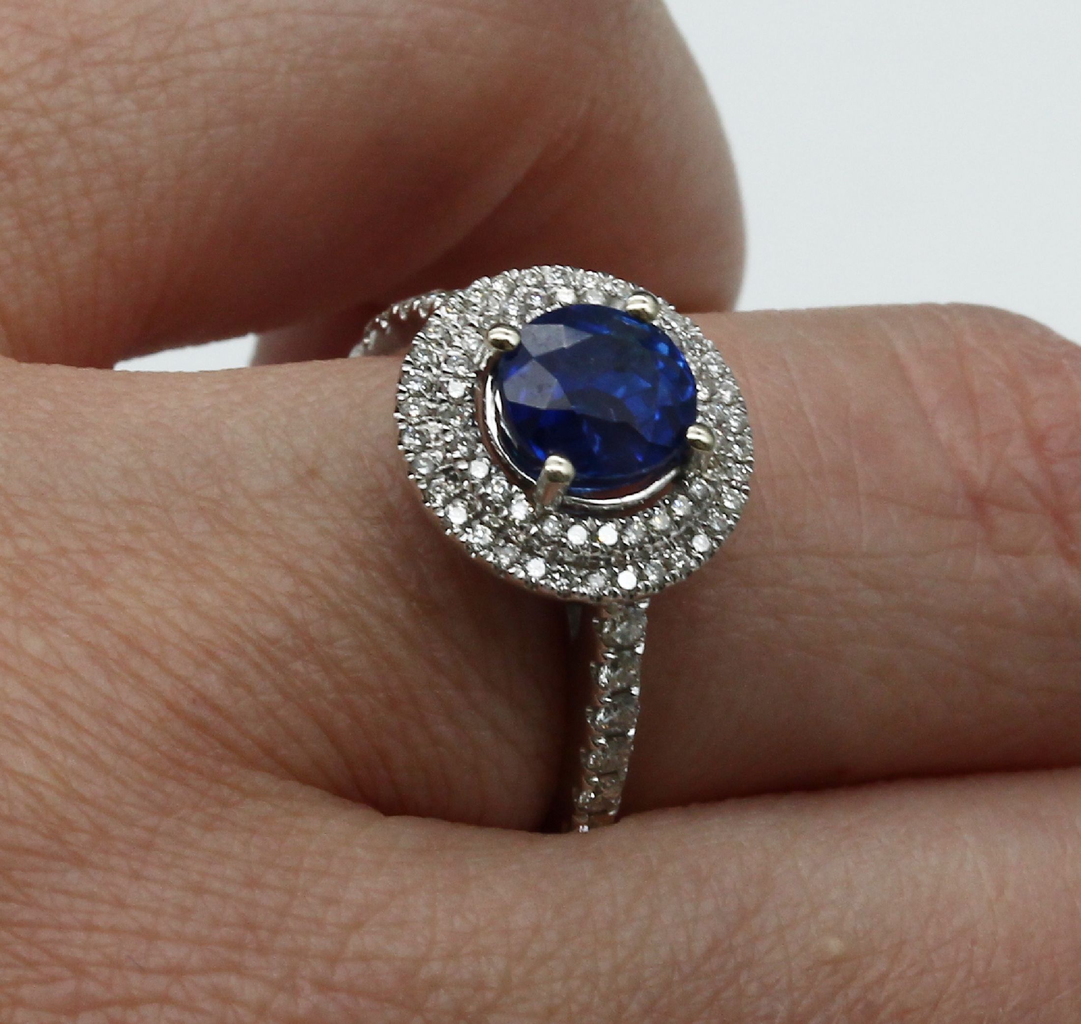 Detail b: 18 kt Gold Saphir-Brillant-Ring, WG 750/000, erhaben gefasster rundfacett. Saphir ca. 2.39 ct umgeben von insg. 70 Brillanten zus. ca. 0.53 ct ...