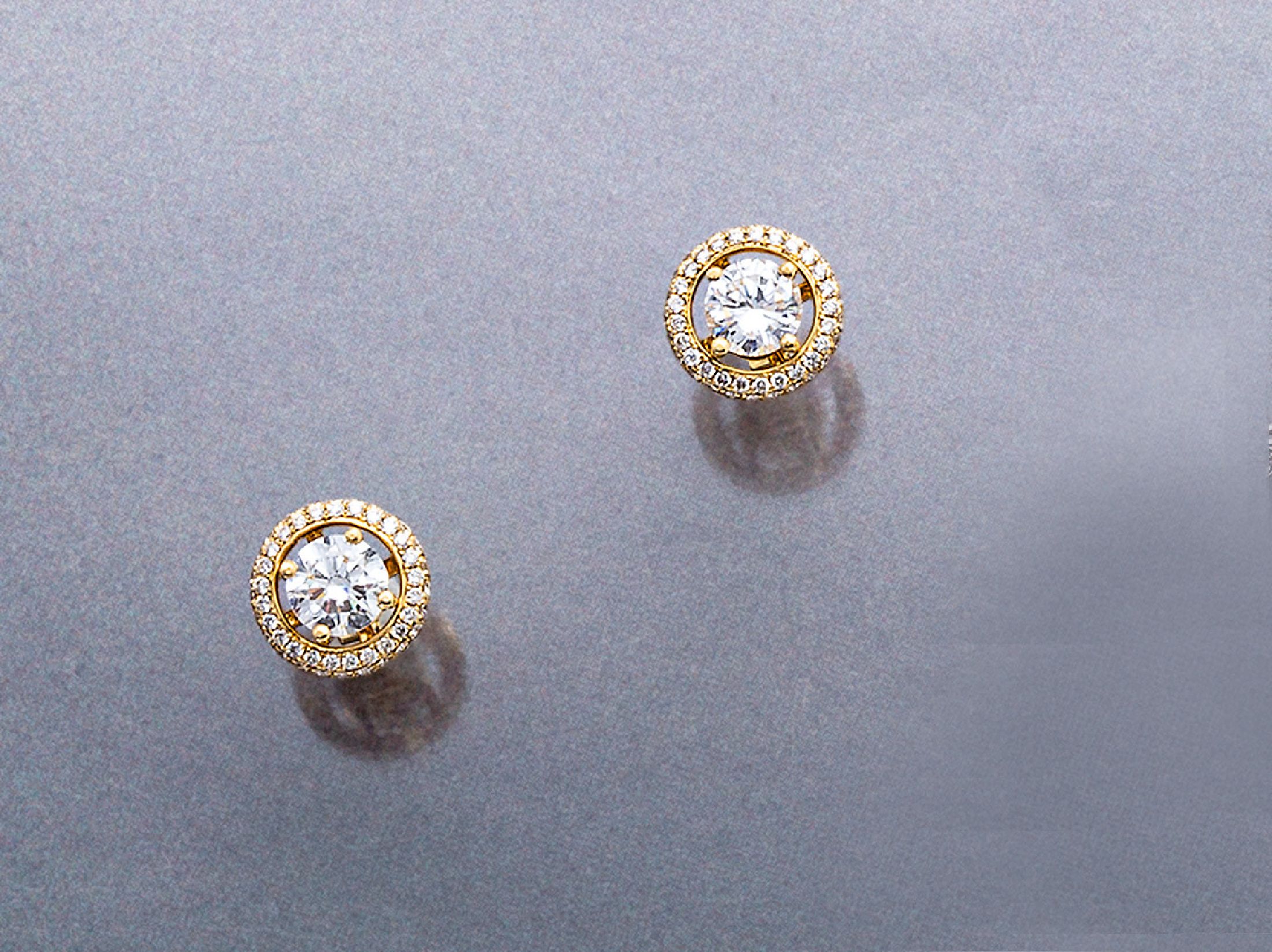 Paar 18 kt Gold Brillant-Ohrstecker, GG 750/000, 2 Brillanten zus. ca. 1.0 ct Weiß/vs,mit 2 abnehmbaren Ringen mit total ca. 102 Brillanten zus. ...