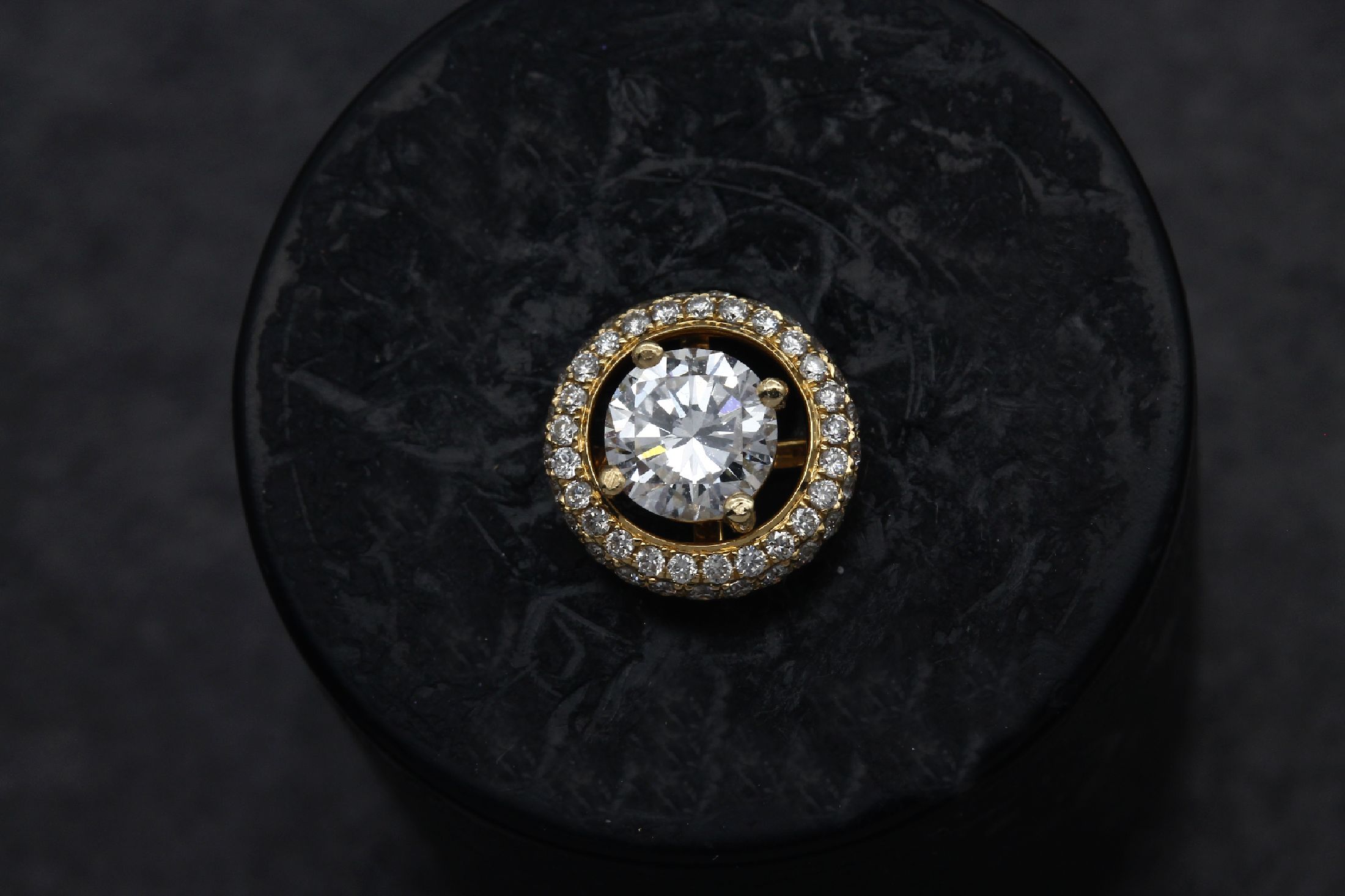 Detail c: Paar 18 kt Gold Brillant-Ohrstecker, GG 750/000, 2 Brillanten zus. ca. 1.0 ct Weiß/vs,mit 2 abnehmbaren Ringen mit total ca. 102 Brillanten zus. ...