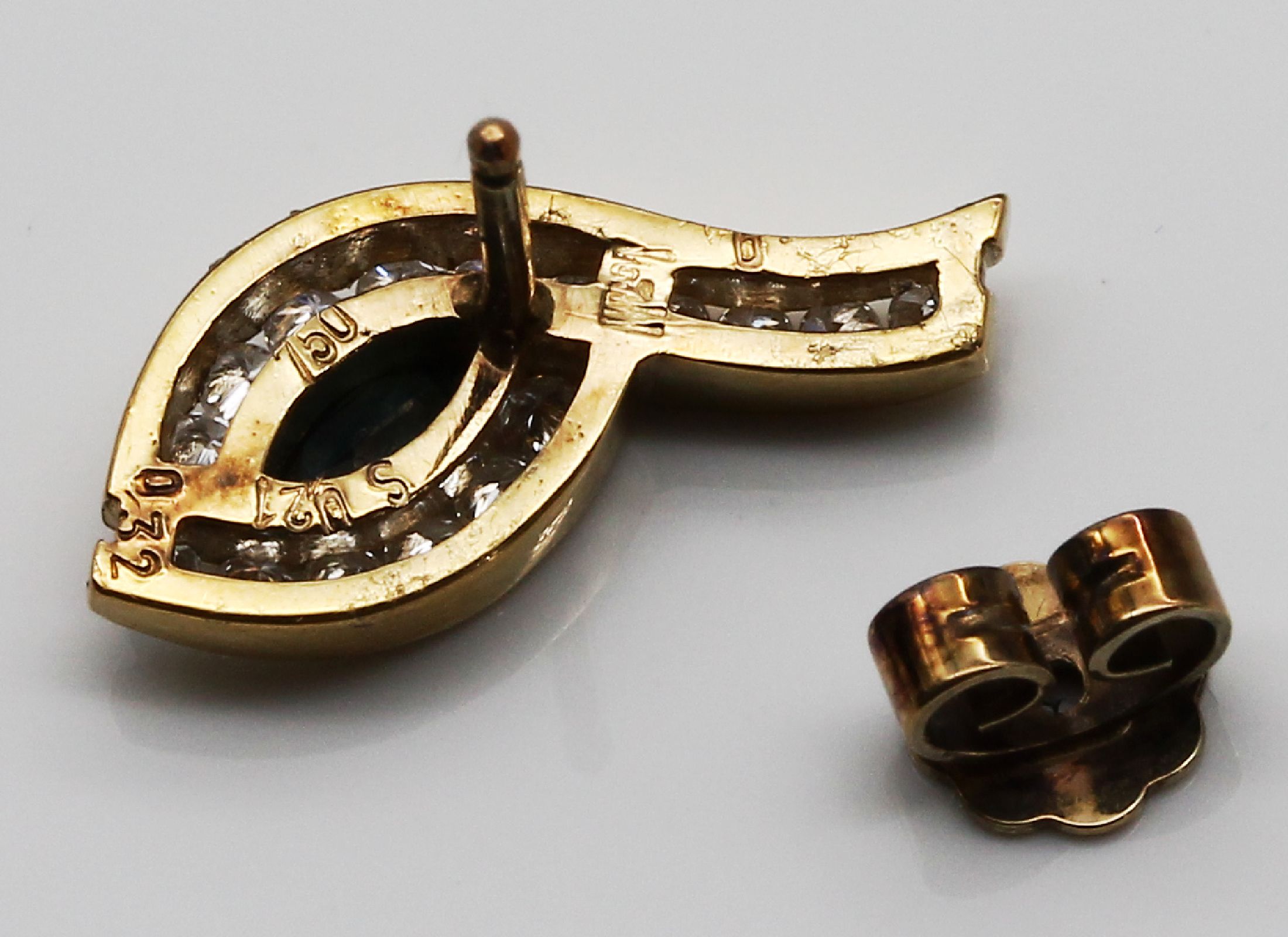 Detail b: Paar 18 kt Gold Brillant-Saphir-Ohrstecker, GG 750/000, 2 Saphir-Navettes zus. ca. 0.43 ct, 32 Brillanten zus. ca. 0.65 ct Weiß/si, total ca. 5.3 g