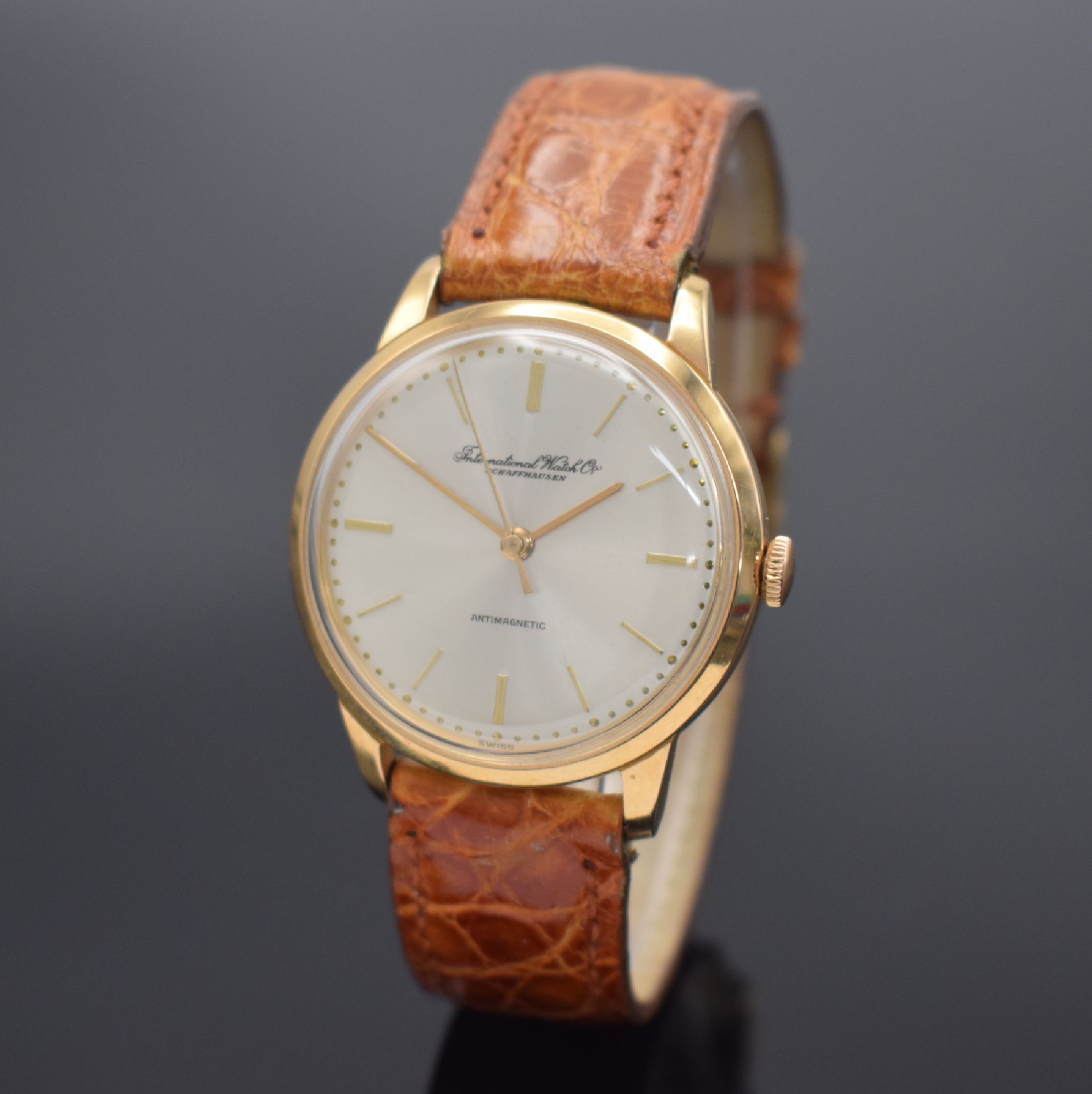 IWC Herrenarmbanduhr in RoseG 750/000, Schweiz um 1962, Automatik, 3-tlg. Geh., Boden & Glasrand aufgedr., silb. Zifferbl. rest., rotgold. Zeiger, ...