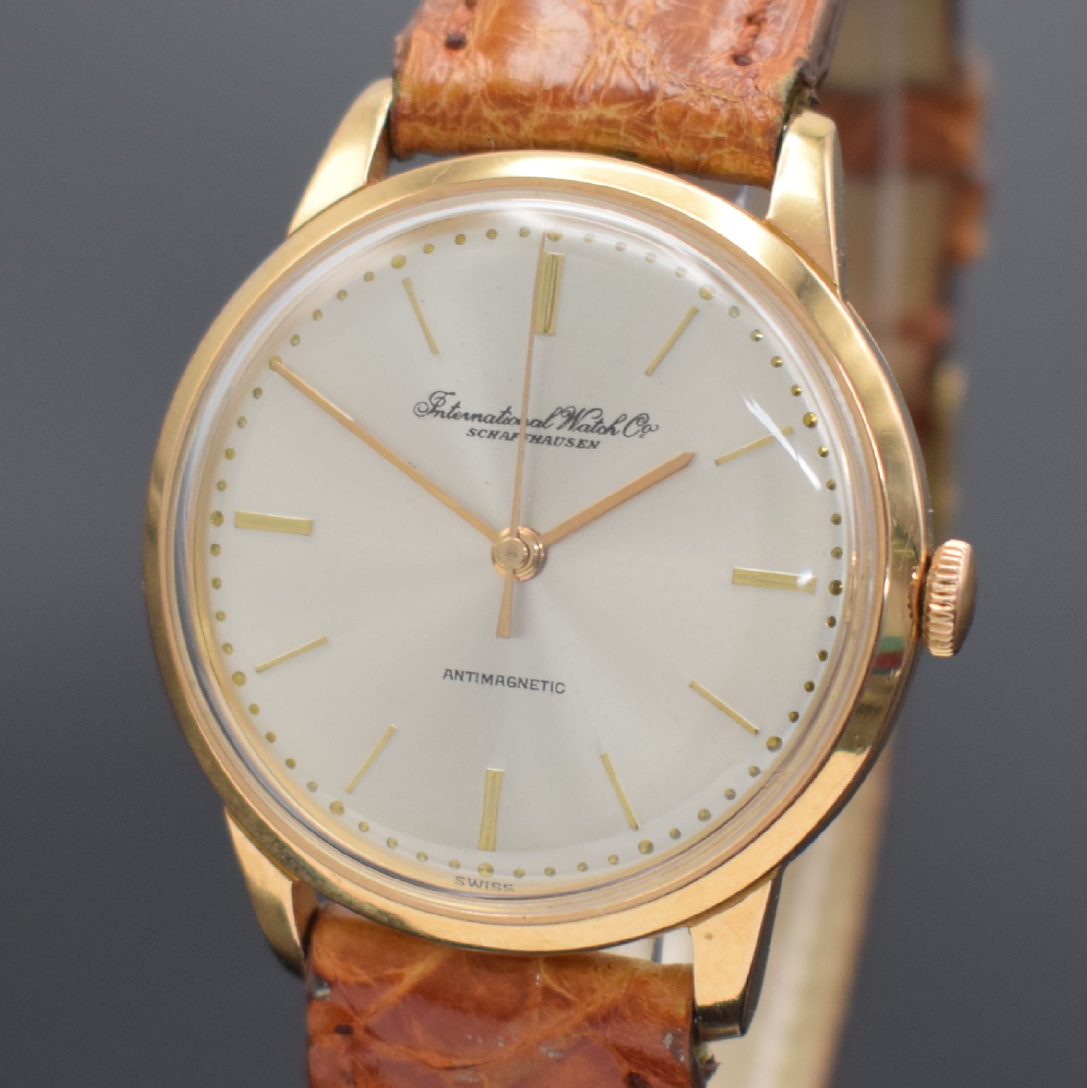 Detail a: IWC Herrenarmbanduhr in RoseG 750/000, Schweiz um 1962, Automatik, 3-tlg. Geh., Boden & Glasrand aufgedr., silb. Zifferbl. rest., rotgold. Zeiger, ...