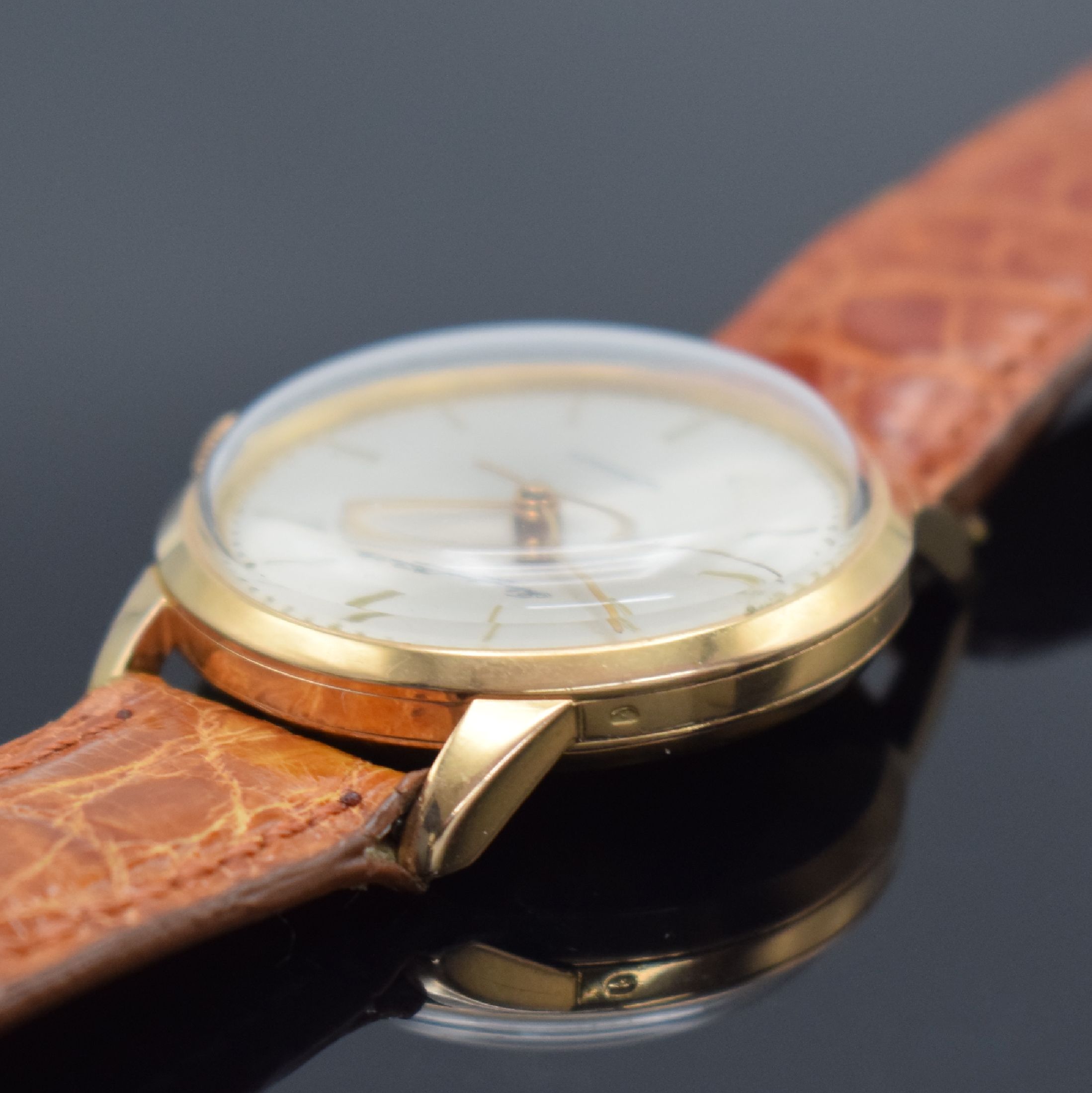 Detail b: IWC Herrenarmbanduhr in RoseG 750/000, Schweiz um 1962, Automatik, 3-tlg. Geh., Boden & Glasrand aufgedr., silb. Zifferbl. rest., rotgold. Zeiger, ...