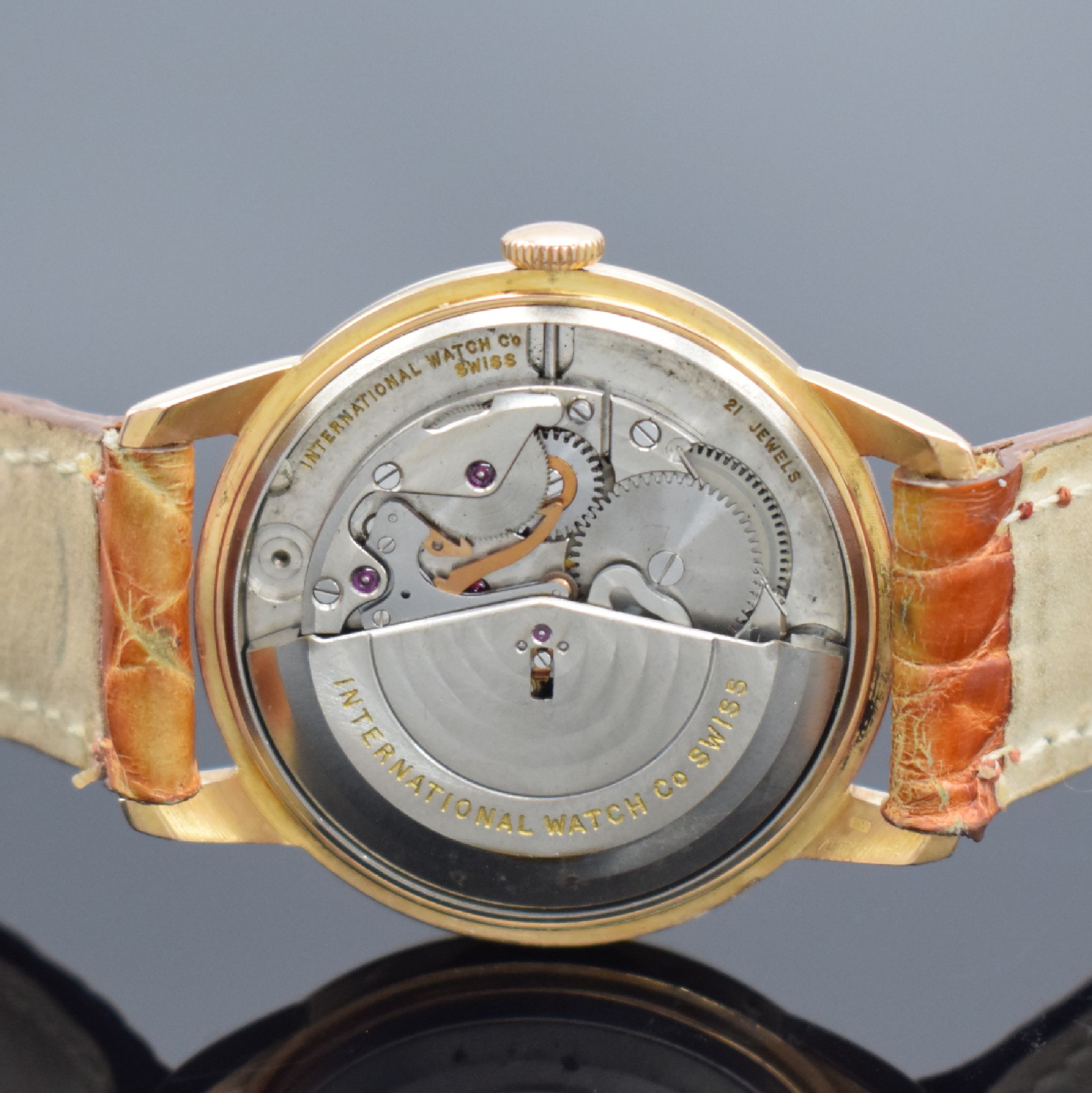 Detail d: IWC Herrenarmbanduhr in RoseG 750/000, Schweiz um 1962, Automatik, 3-tlg. Geh., Boden & Glasrand aufgedr., silb. Zifferbl. rest., rotgold. Zeiger, ...