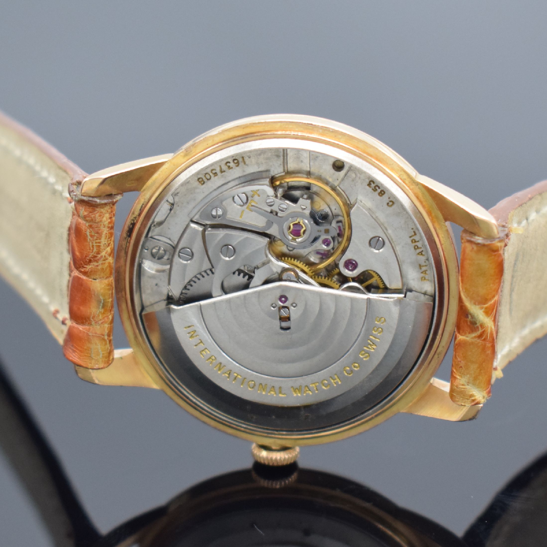Detail e: IWC Herrenarmbanduhr in RoseG 750/000, Schweiz um 1962, Automatik, 3-tlg. Geh., Boden & Glasrand aufgedr., silb. Zifferbl. rest., rotgold. Zeiger, ...