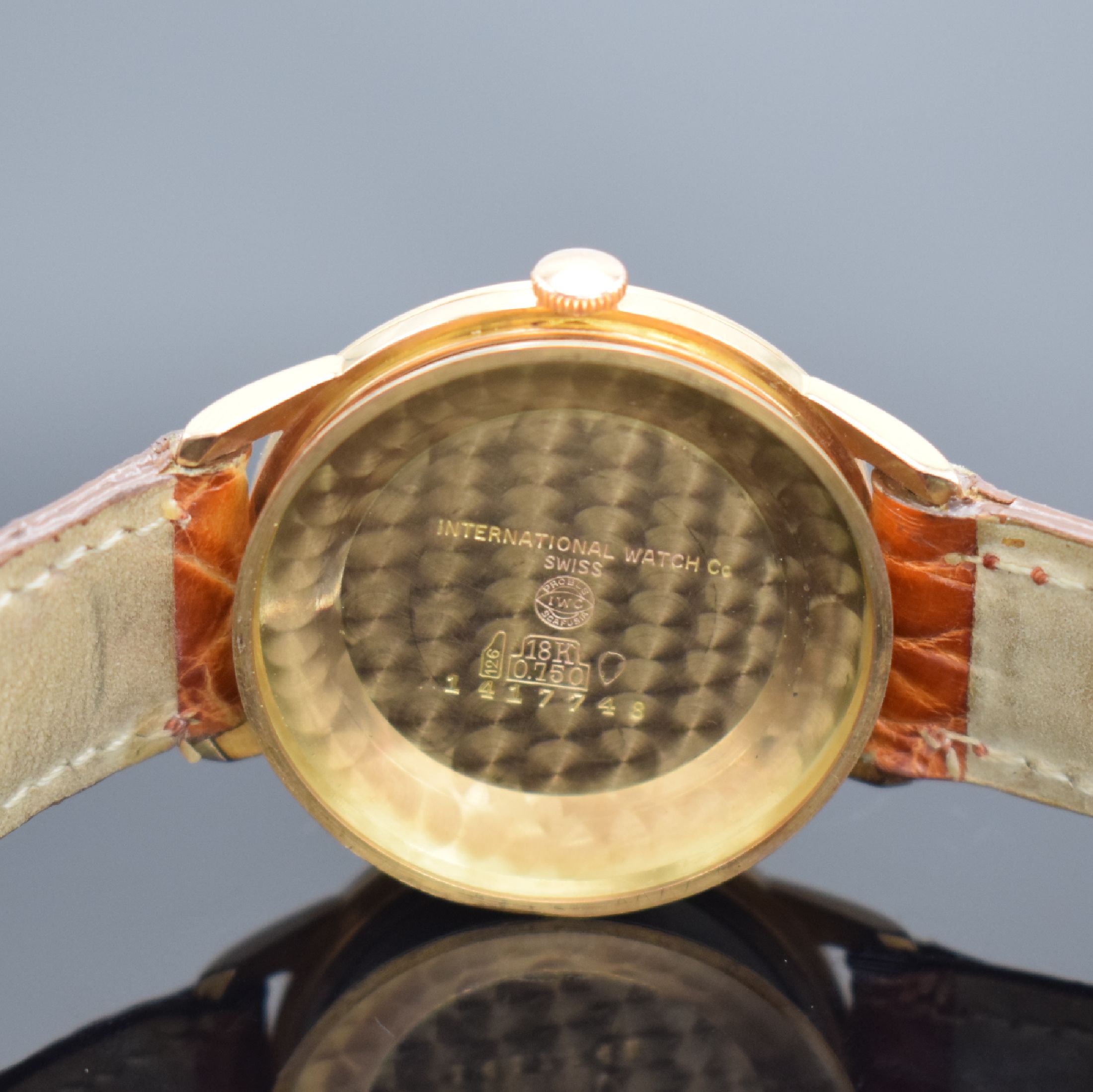Detail f: IWC Herrenarmbanduhr in RoseG 750/000, Schweiz um 1962, Automatik, 3-tlg. Geh., Boden & Glasrand aufgedr., silb. Zifferbl. rest., rotgold. Zeiger, ...