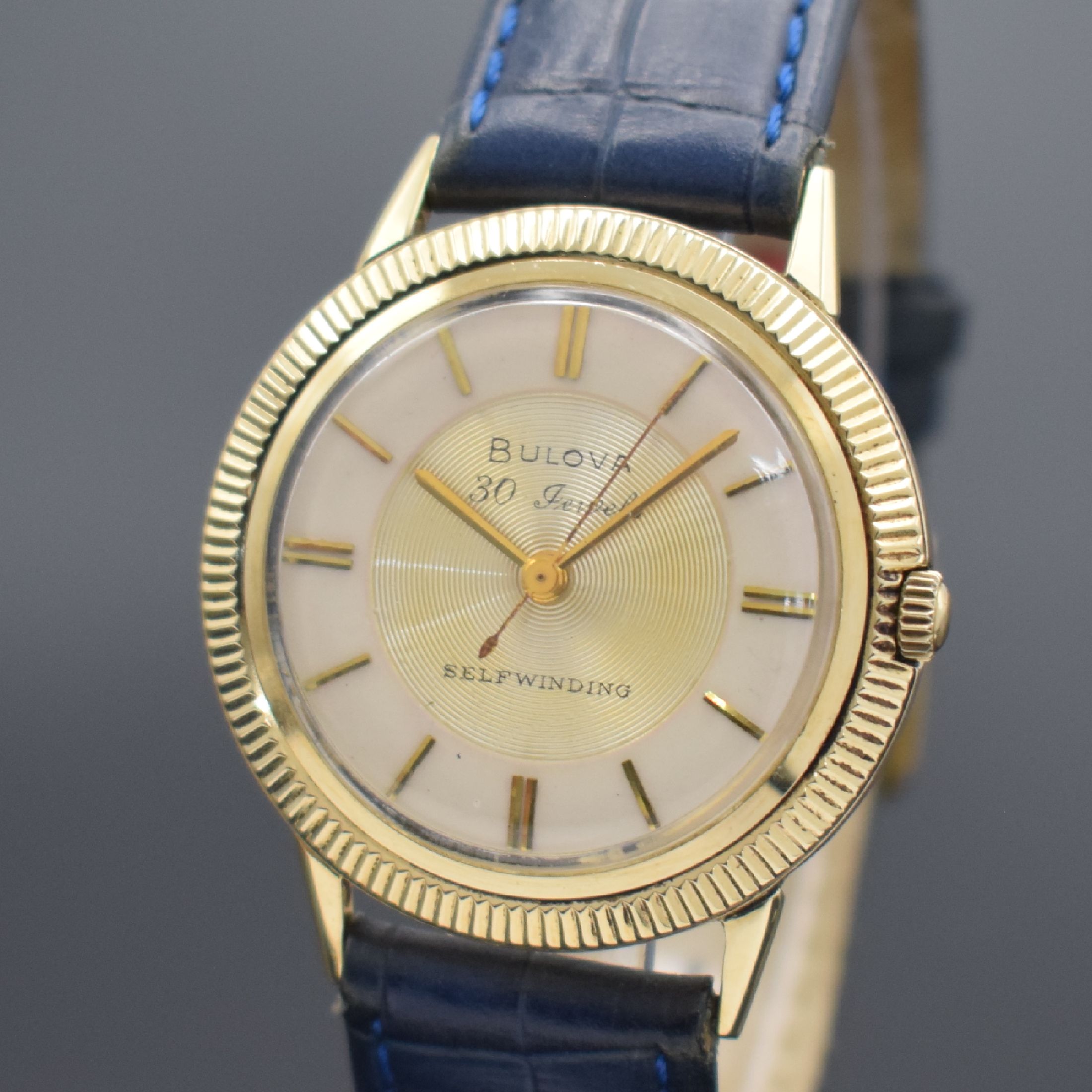 Detail a: BULOVA Self Winding Armbanduhr in GG 585/000, USA um 1960, Automatik, gedr. Geh. m. Riffel-Lünette, Boden m. Widmungsgrav., 1 Anstoß rep., silb. ...