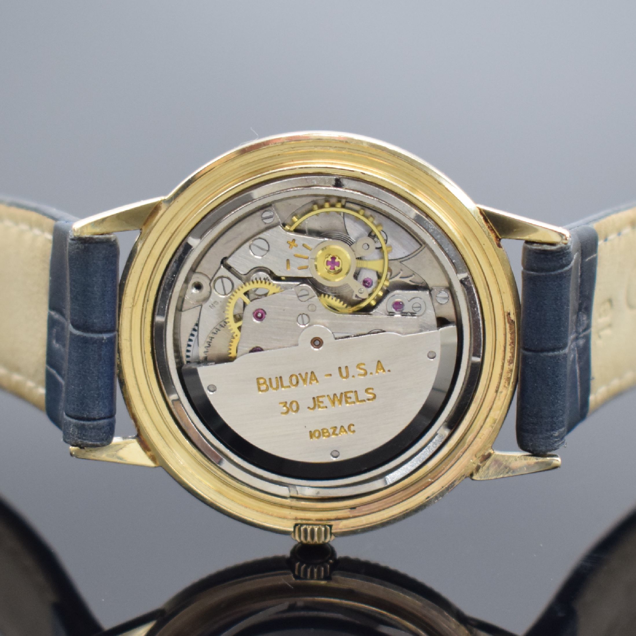 Detail d: BULOVA Self Winding Armbanduhr in GG 585/000, USA um 1960, Automatik, gedr. Geh. m. Riffel-Lünette, Boden m. Widmungsgrav., 1 Anstoß rep., silb. ...