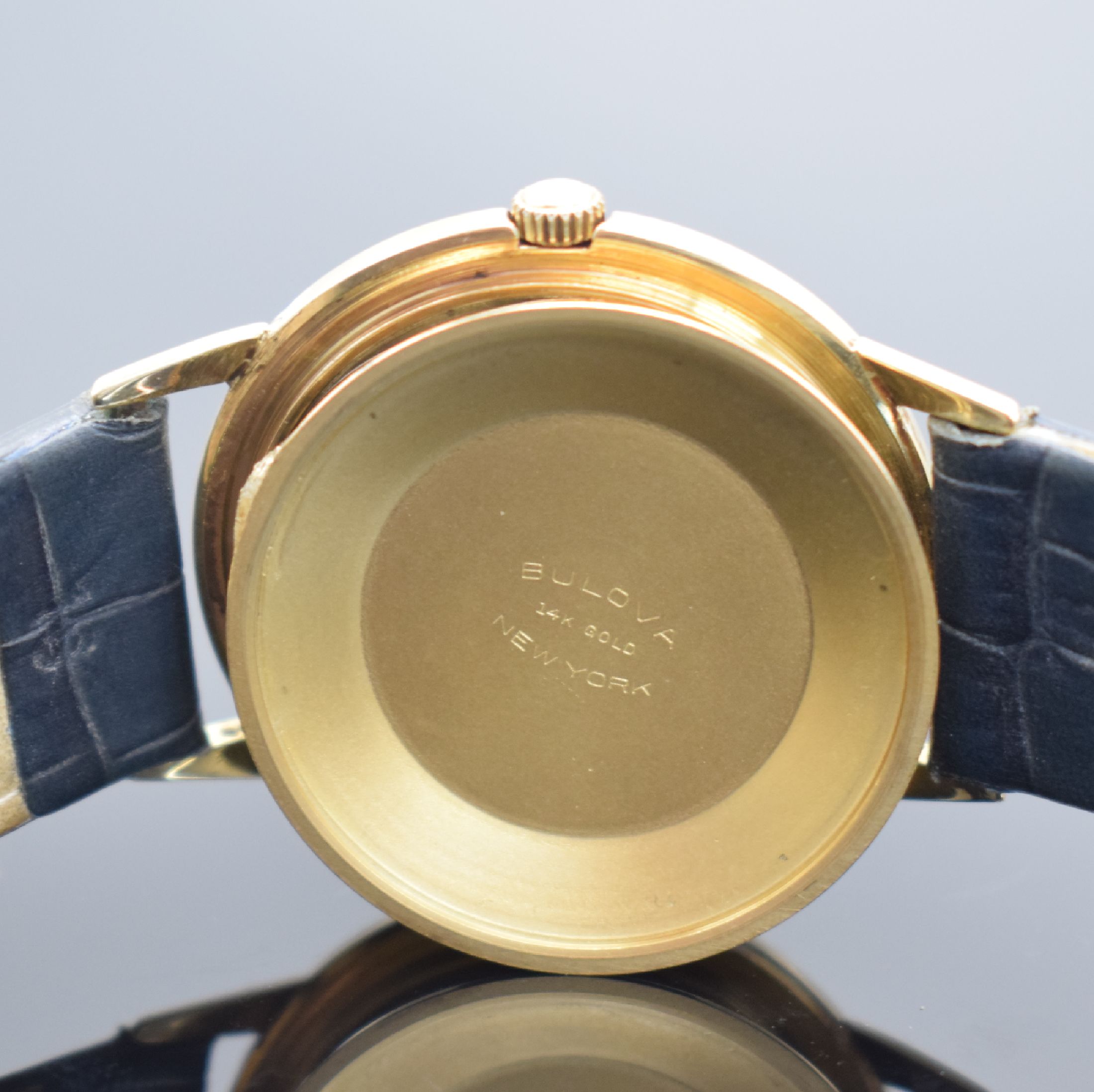 Detail e: BULOVA Self Winding Armbanduhr in GG 585/000, USA um 1960, Automatik, gedr. Geh. m. Riffel-Lünette, Boden m. Widmungsgrav., 1 Anstoß rep., silb. ...
