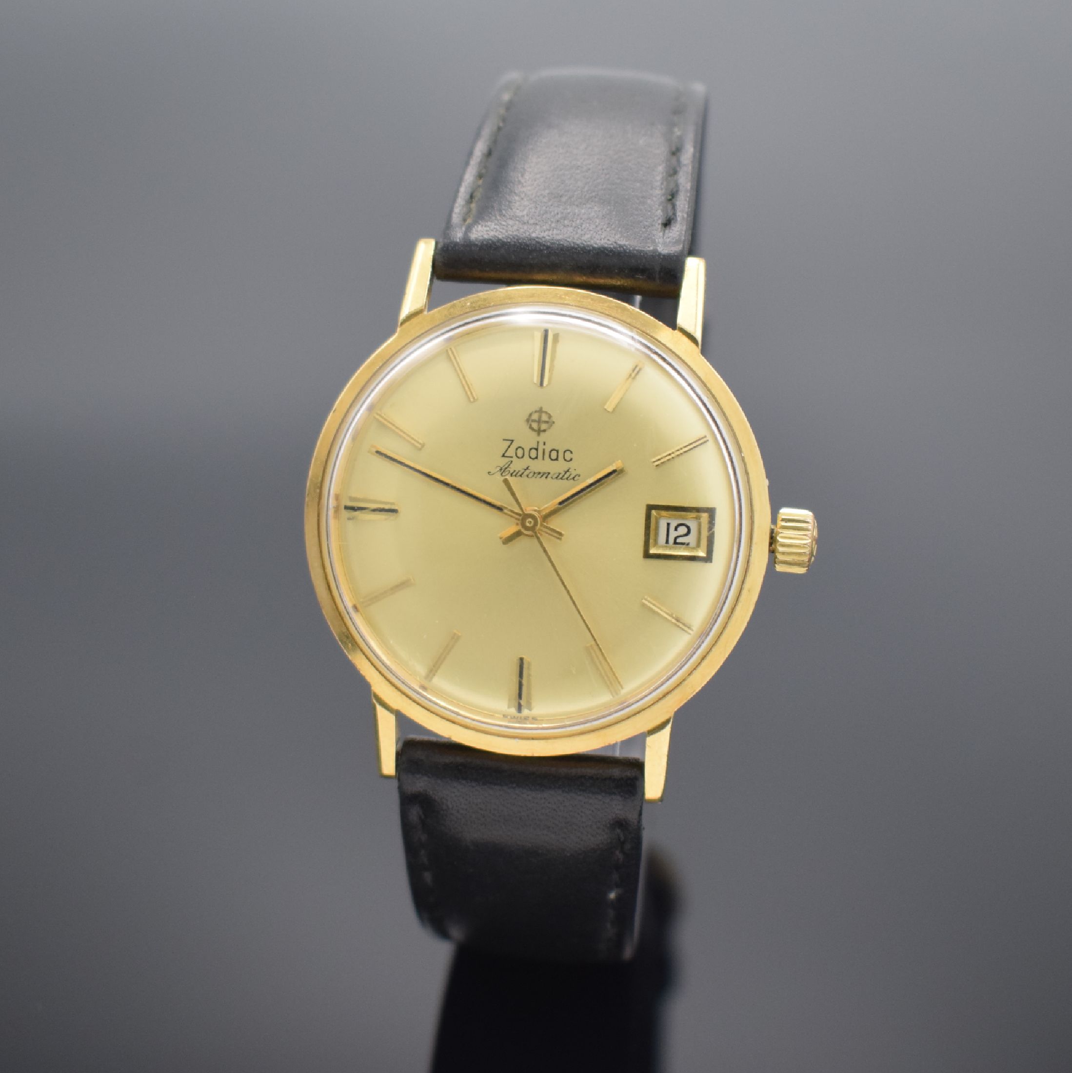 ZODIAC Armbanduhr in GG 750/000, Schweiz um 1965, Automatik, 2-tlg. Geh., Boden aufgedr., gold. Zifferbl. m. aufges. gold. Indizes, Datum b. 3, rhod. ...