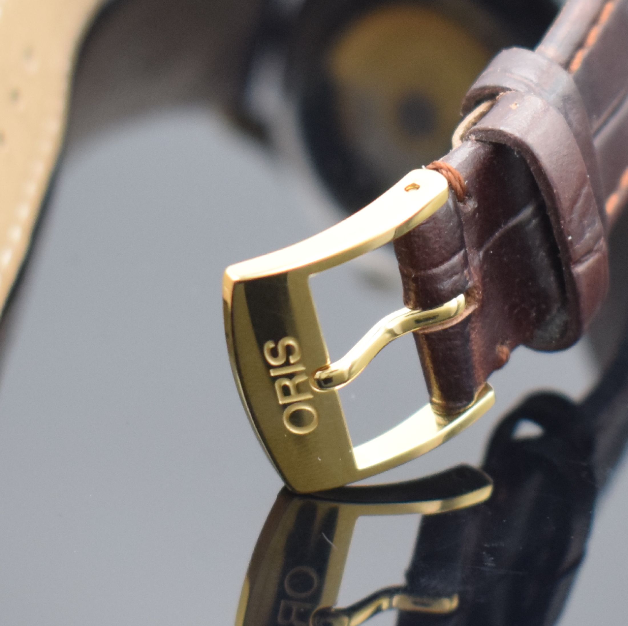 Detail b: ORIS Armbanduhr in Stahl/vergoldet, Schweiz um 1995, Automatik, beids. vergl. Geh., Boden verschr., orig. Lederband m. verg. Stiftschl., silb. ...