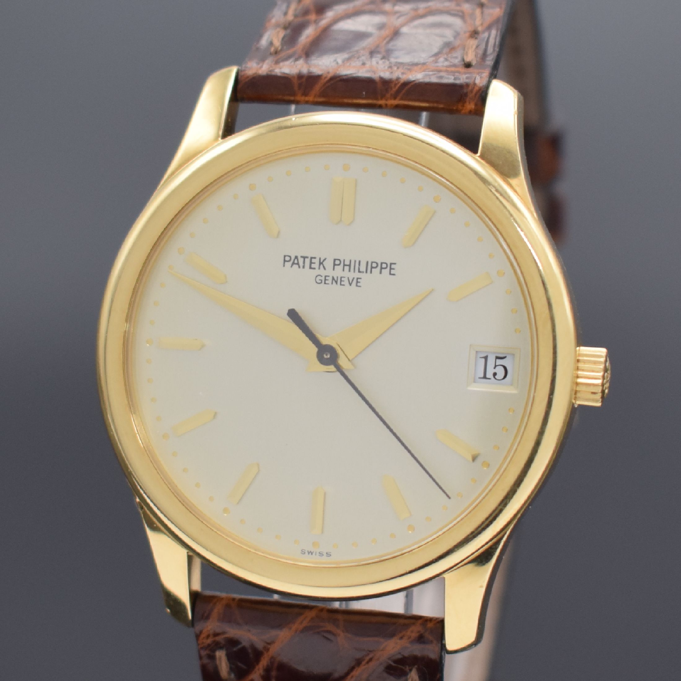 Detail a: PATEK PHILIPPE Calatrava Ref. 3998J in GG 750/000, Schweiz lt. orig. Zertifikat verk. 1999, Automatik, 2-tlg. Geh., Boden verschr., orig. Lederband ...