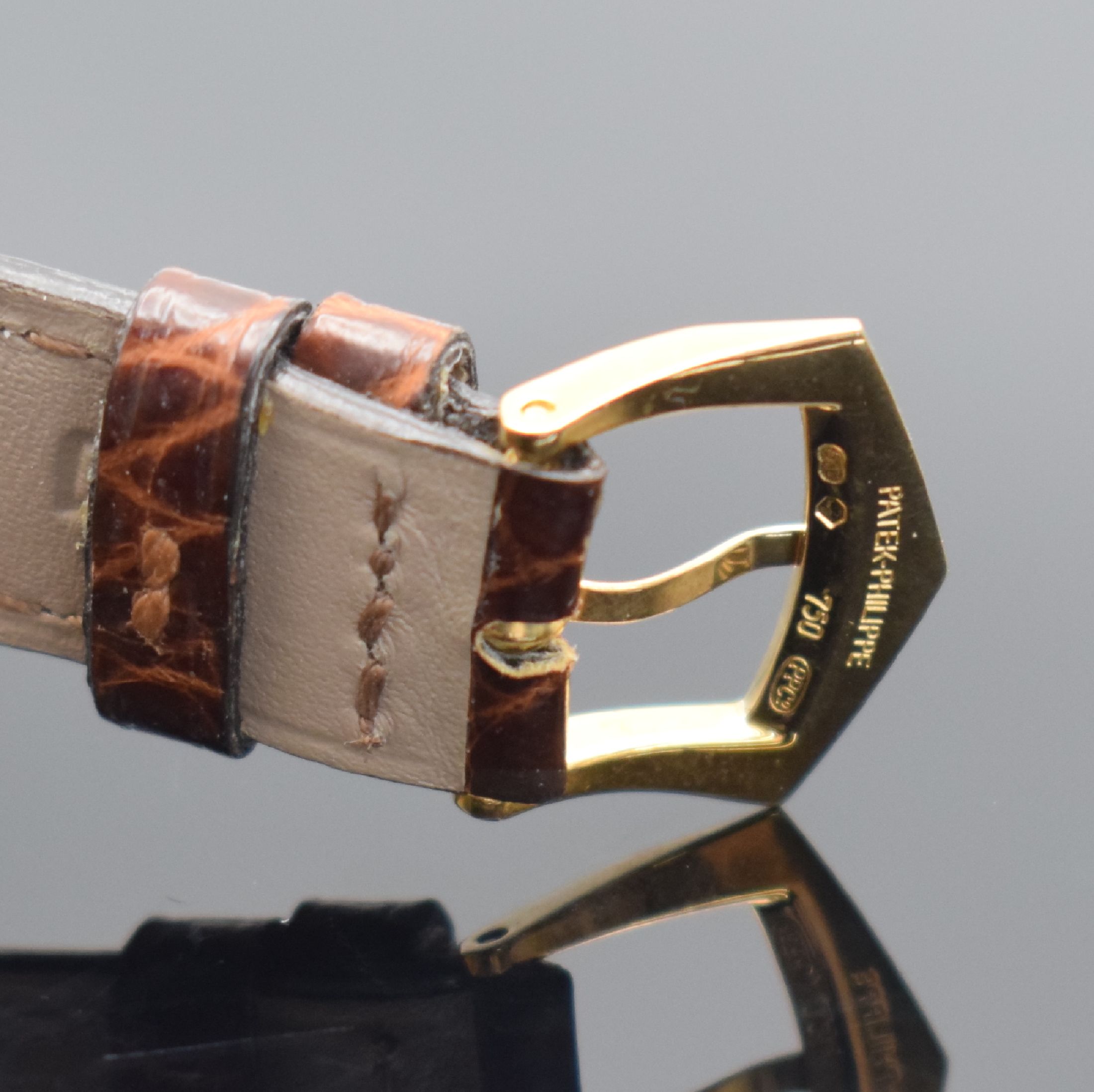 Detail b: PATEK PHILIPPE Calatrava Ref. 3998J in GG 750/000, Schweiz lt. orig. Zertifikat verk. 1999, Automatik, 2-tlg. Geh., Boden verschr., orig. Lederband ...