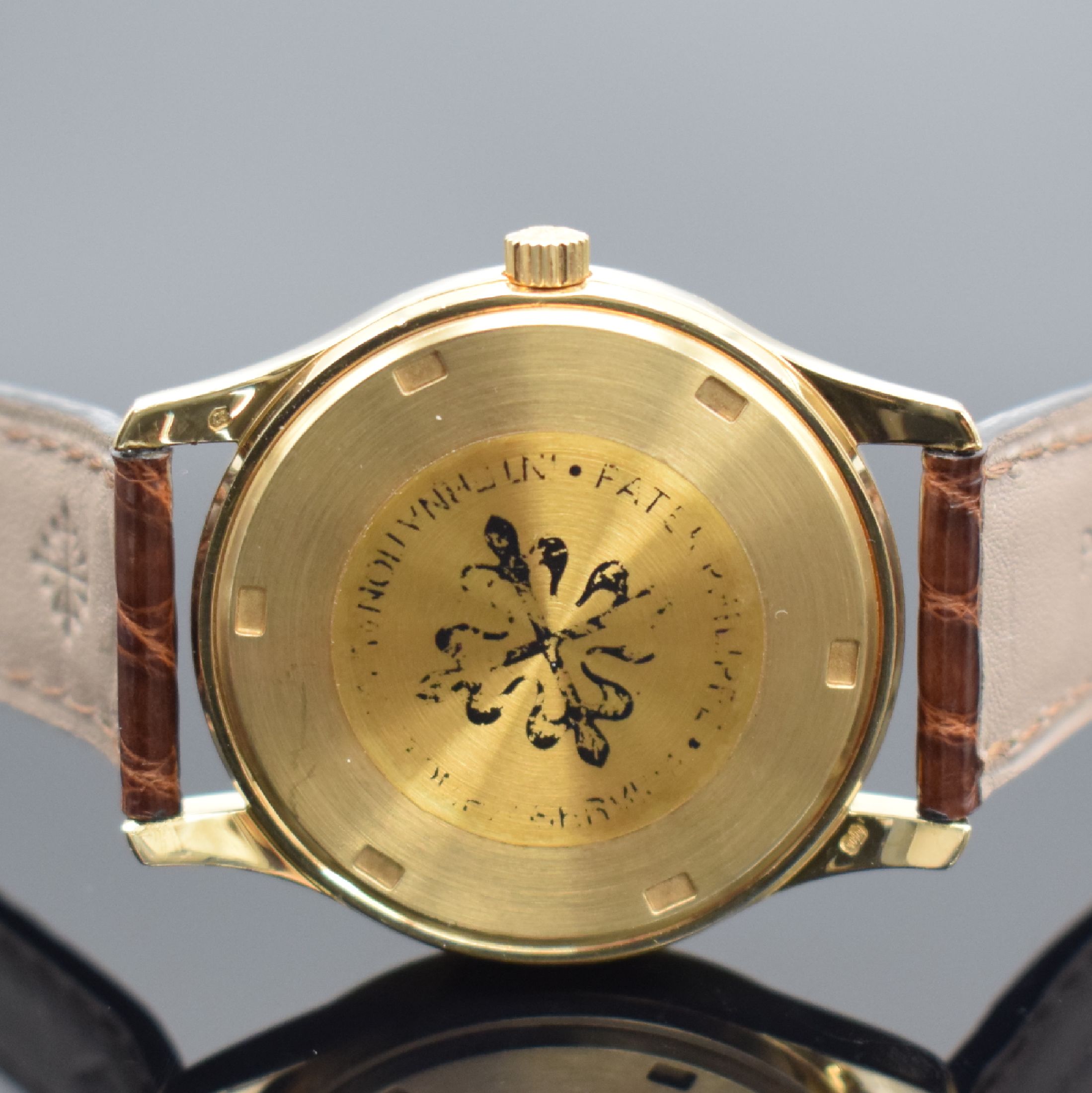 Detail d: PATEK PHILIPPE Calatrava Ref. 3998J in GG 750/000, Schweiz lt. orig. Zertifikat verk. 1999, Automatik, 2-tlg. Geh., Boden verschr., orig. Lederband ...