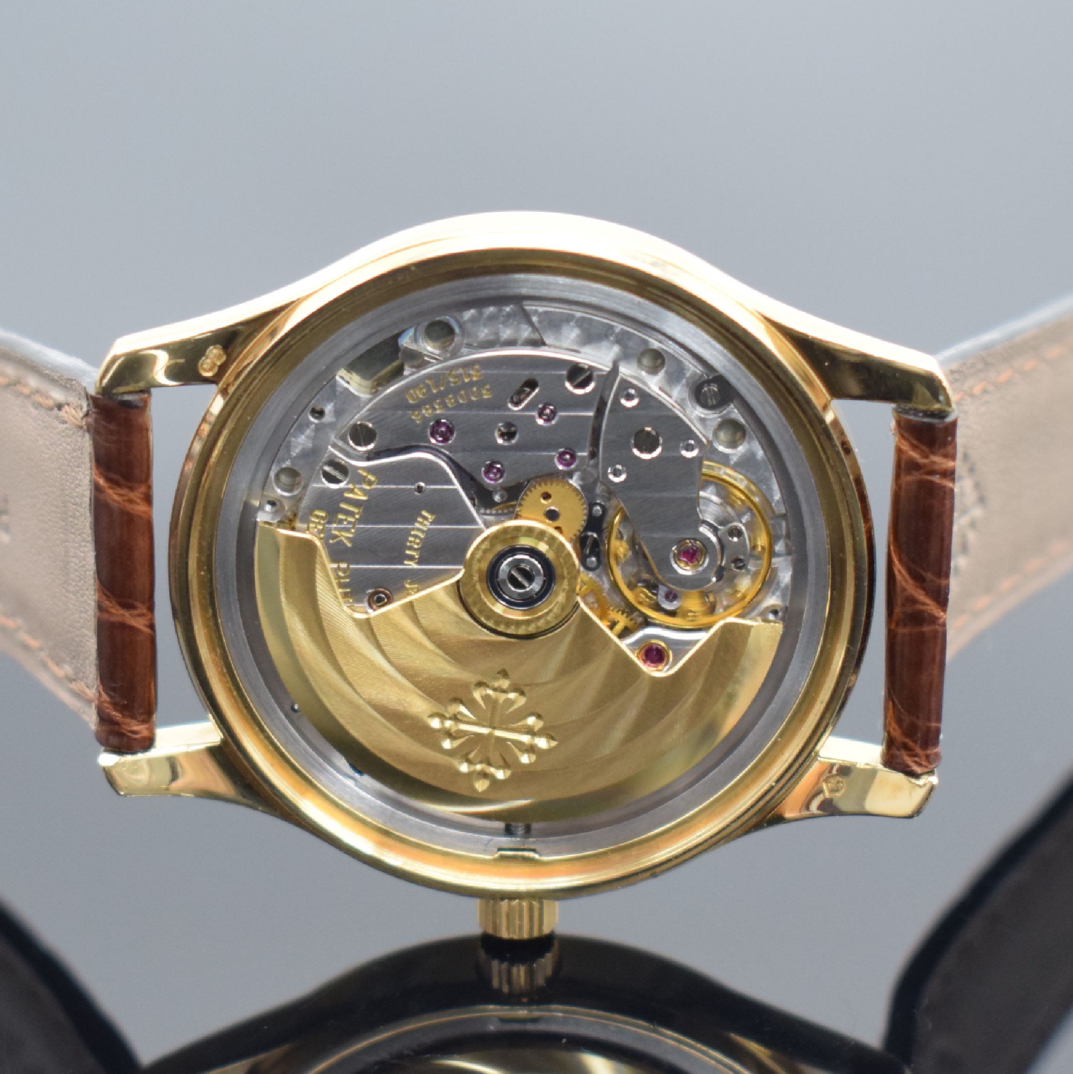 Detail e: PATEK PHILIPPE Calatrava Ref. 3998J in GG 750/000, Schweiz lt. orig. Zertifikat verk. 1999, Automatik, 2-tlg. Geh., Boden verschr., orig. Lederband ...