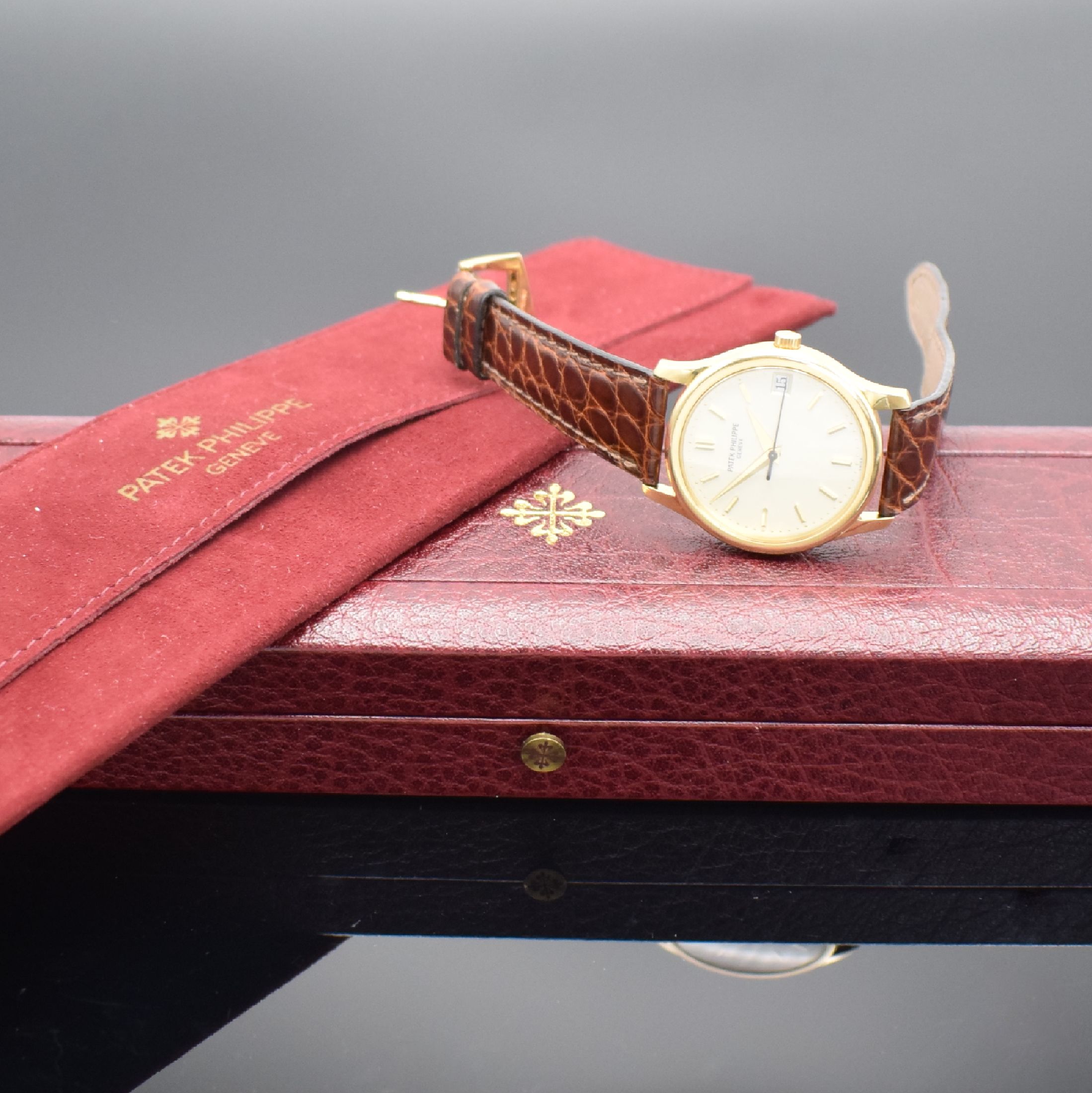 Detail i: PATEK PHILIPPE Calatrava Ref. 3998J in GG 750/000, Schweiz lt. orig. Zertifikat verk. 1999, Automatik, 2-tlg. Geh., Boden verschr., orig. Lederband ...