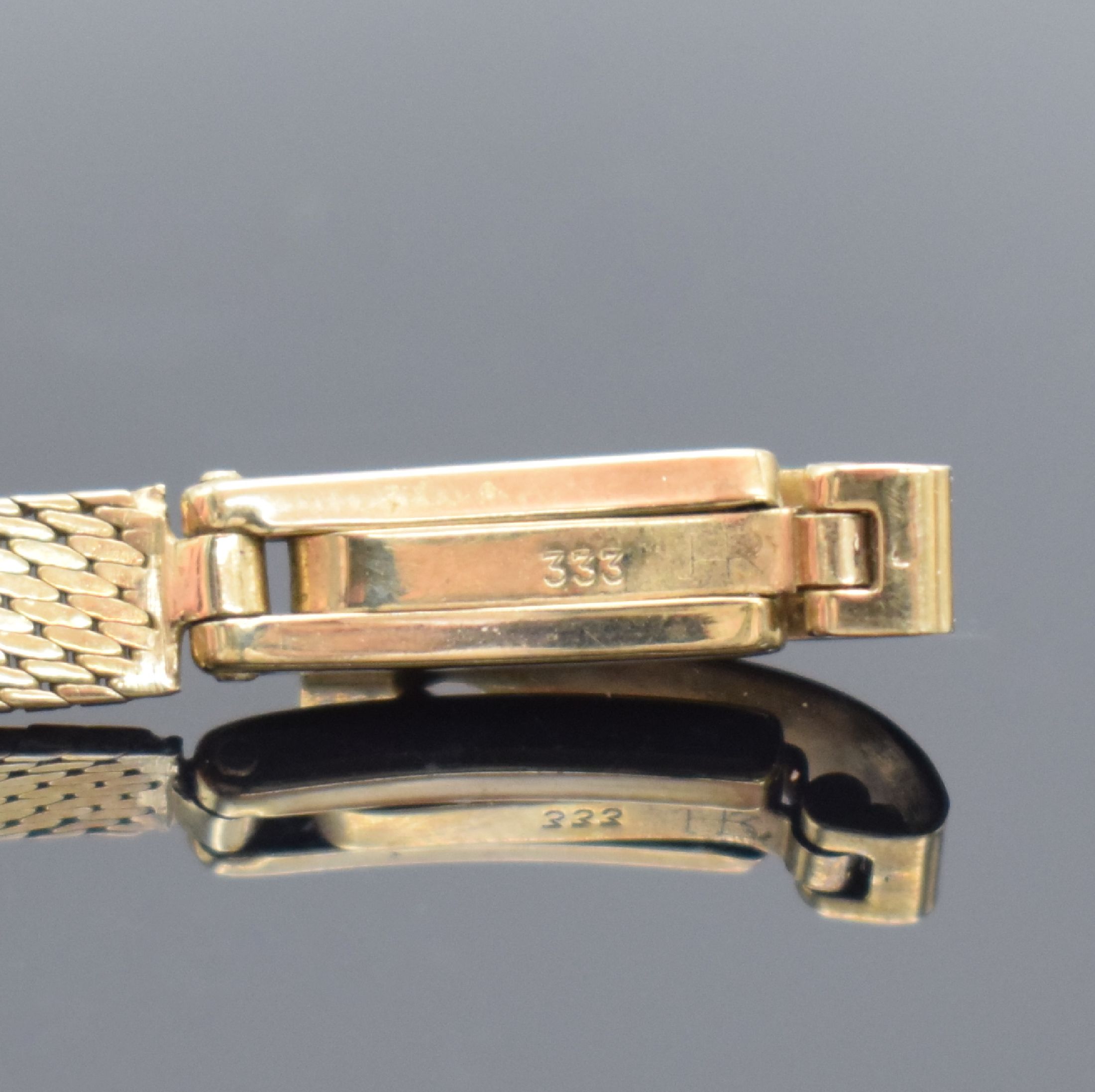 Detail e: 2 Golduhren in GG 585/000 & 333/000, Schweiz/ Deutschland um 1965, 1. Frackuhr in GG 585/000 an verg. Kette, silb. Zifferbl., vern. Werk Kal. ETA ...