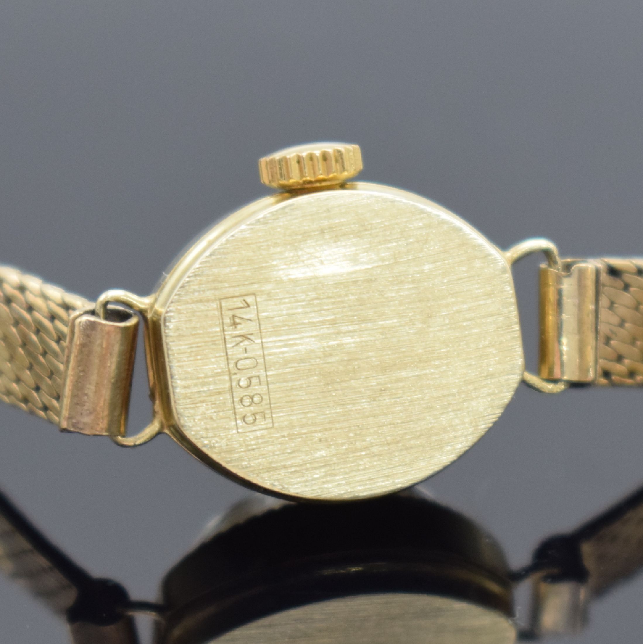 Detail f: 2 Golduhren in GG 585/000 & 333/000, Schweiz/ Deutschland um 1965, 1. Frackuhr in GG 585/000 an verg. Kette, silb. Zifferbl., vern. Werk Kal. ETA ...