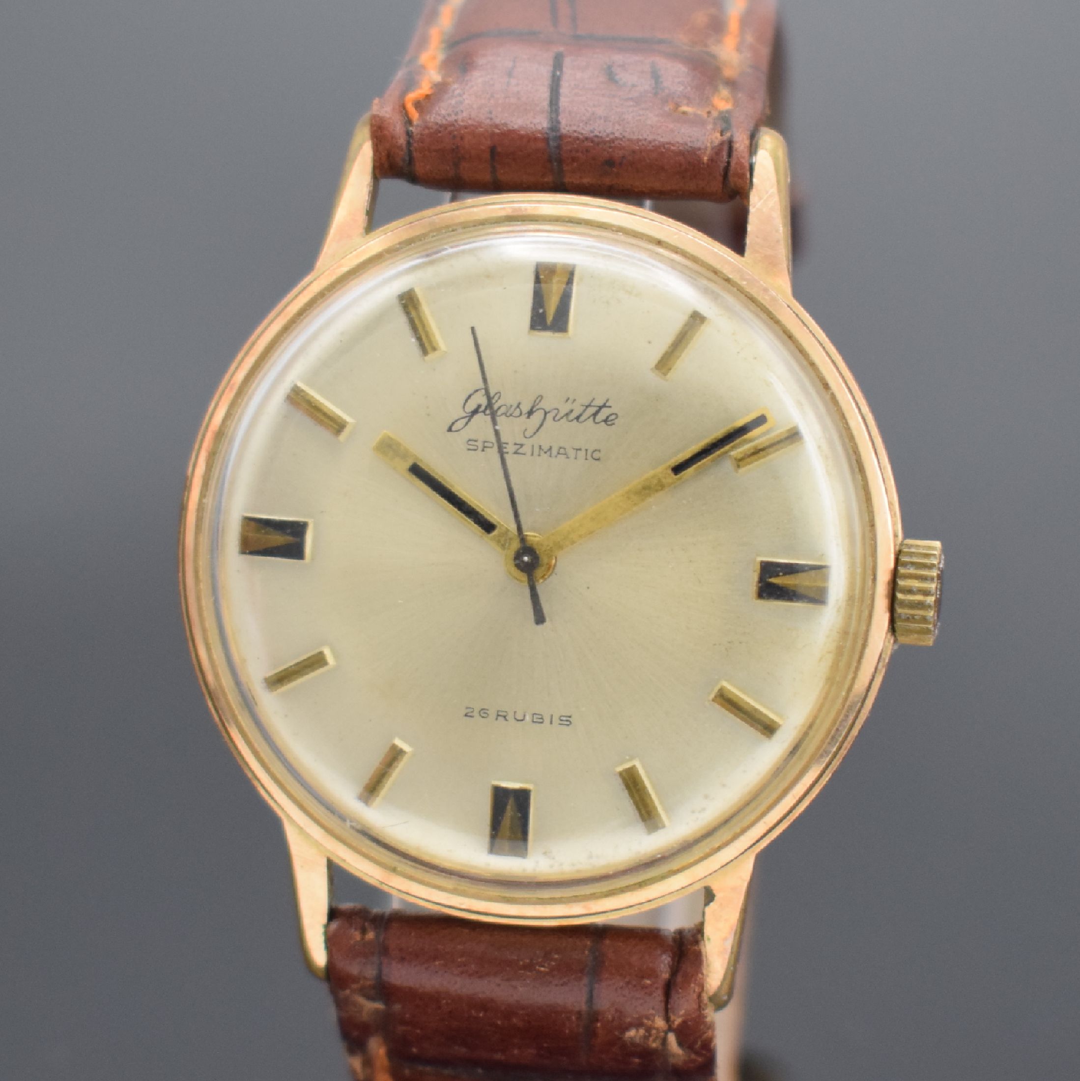 Detail a: GUB GLASHÜTTE Spezimatic Herrenarmbanduhr, DDR um 1970, Automatik, verg. Geh. m. aufgedr. Stahlboden, silb. Zifferbl. m. gold. Indizes, vern. Werk ...