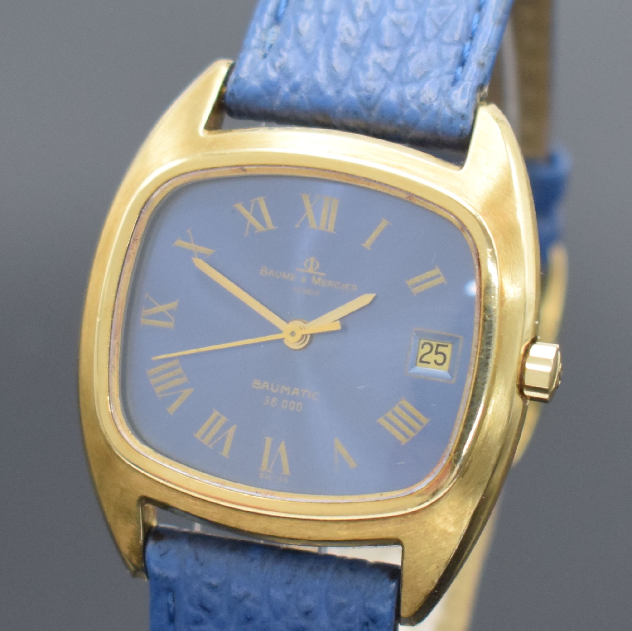 Detail a: BAUME & MERCIER Baumatic 36000 Armbanduhr in GG 750/000, Schweiz um 1975, Automatik, 4- fach verschr. Geh., blaues Zifferbl. m. gold. röm. Zahlen, ...