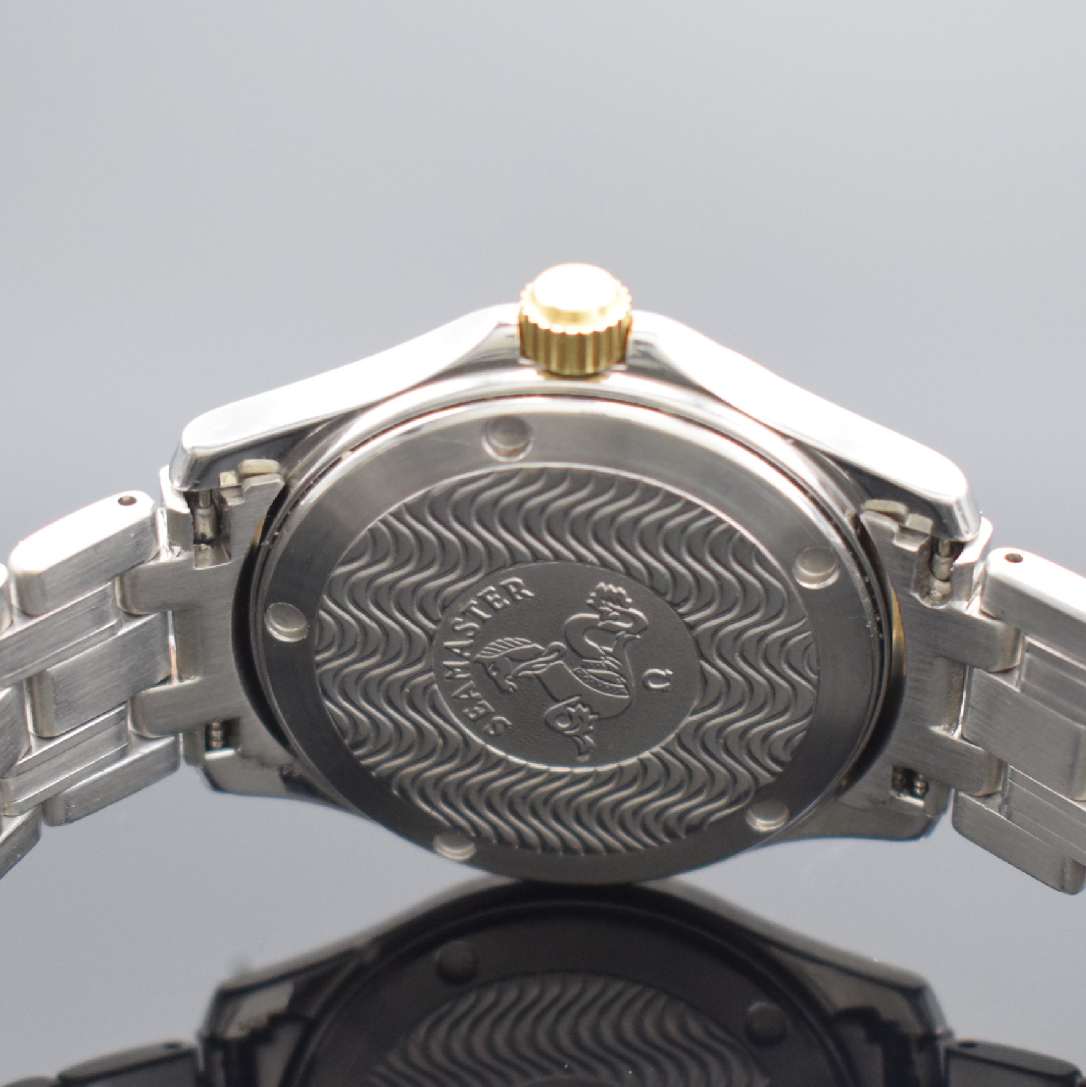 Detail d: OMEGA Seamaster 120 m Herrenarmbanduhr in Stahl / Gold, Schweiz um 2000, quarz, unpoliertes Geh. Ref. 396.1501, Boden & Krone verschr., orig. ...