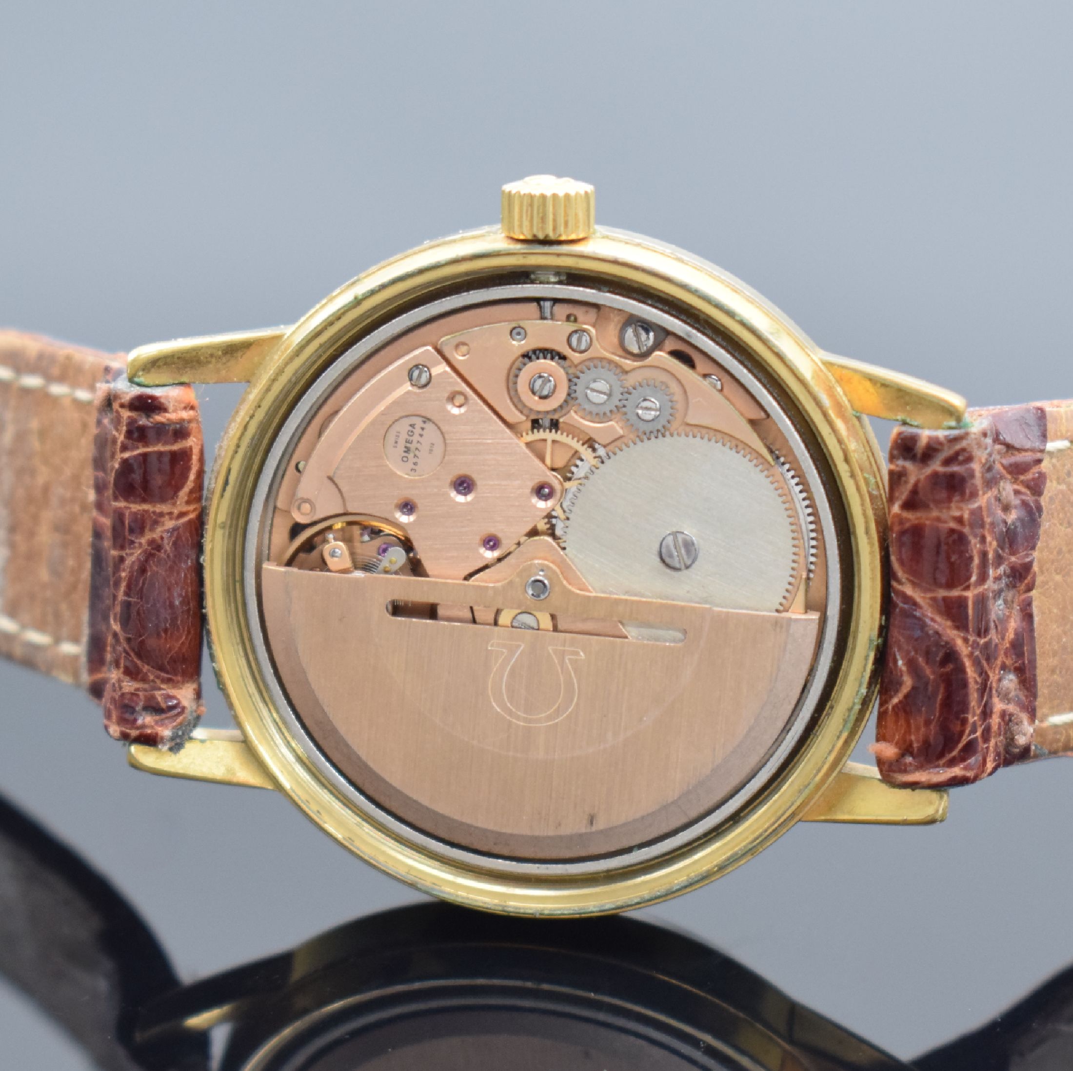 Detail d: OMEGA Geneve Herrenarmbanduhr, Schweiz um 1973, Automatik, verg. Geh. m. verschr. Stahlboden Ref. 1660163, orig. Glas & Krone, gold. Zifferbl., ...