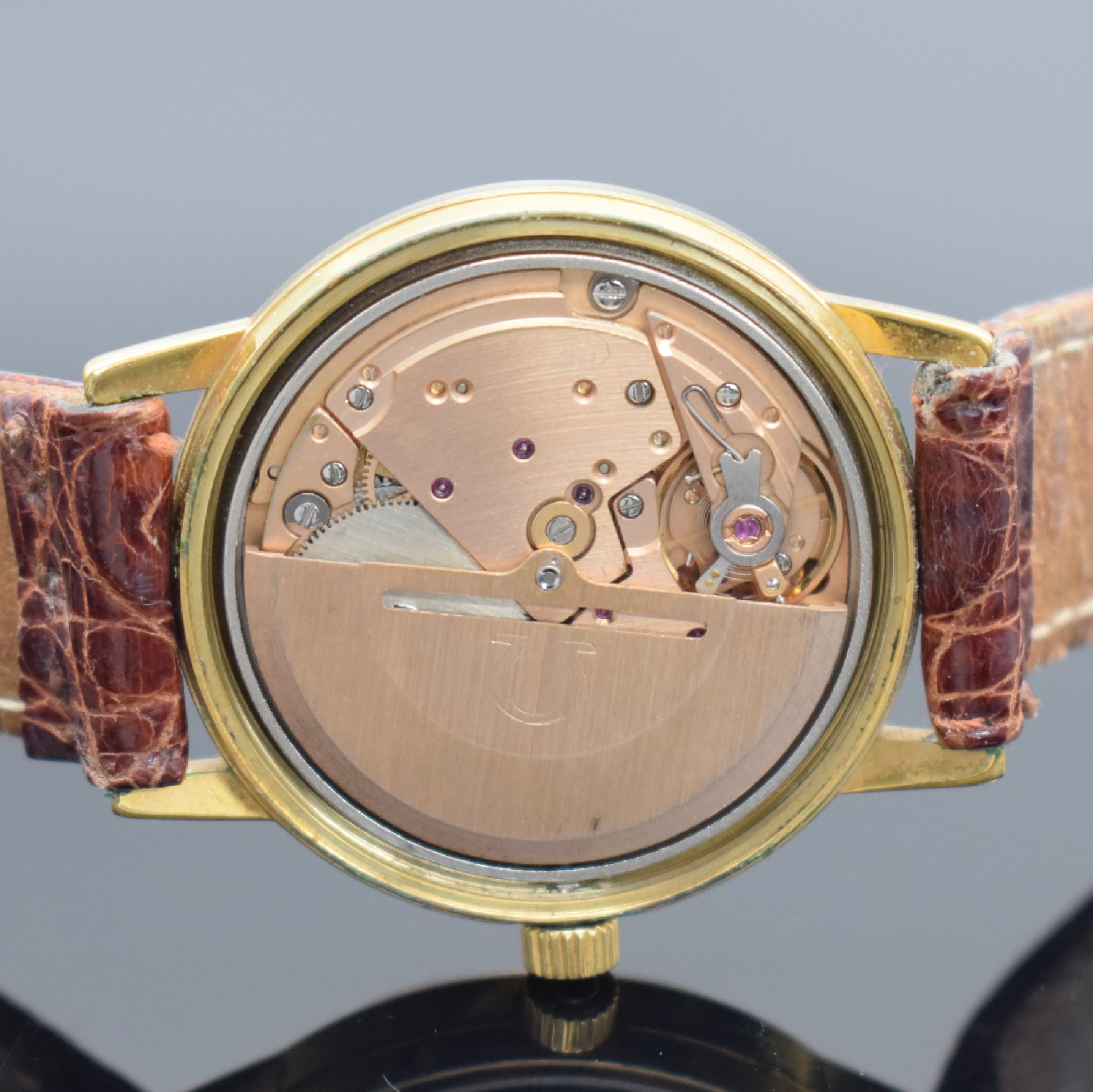 Detail e: OMEGA Geneve Herrenarmbanduhr, Schweiz um 1973, Automatik, verg. Geh. m. verschr. Stahlboden Ref. 1660163, orig. Glas & Krone, gold. Zifferbl., ...