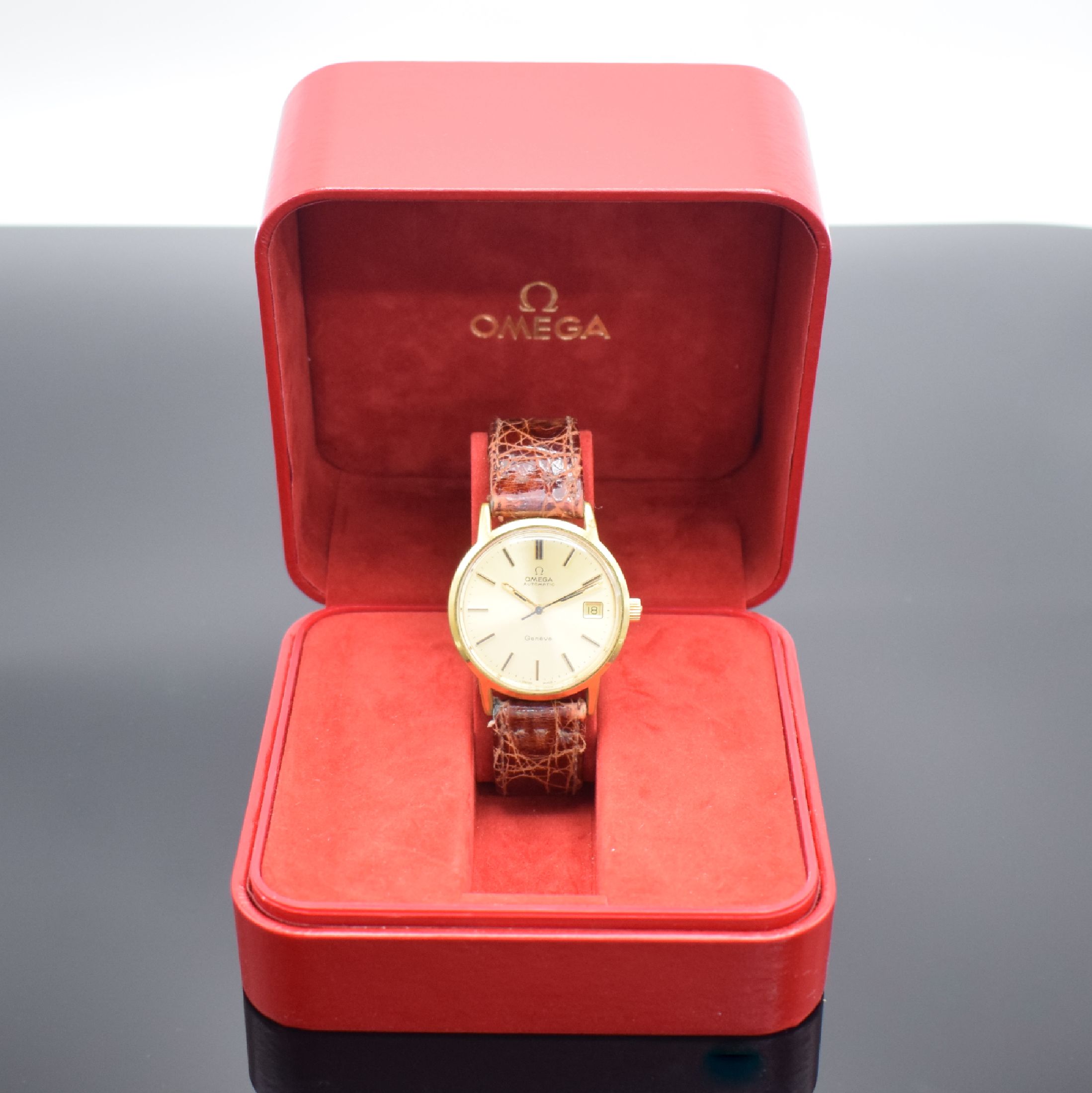 Detail g: OMEGA Geneve Herrenarmbanduhr, Schweiz um 1973, Automatik, verg. Geh. m. verschr. Stahlboden Ref. 1660163, orig. Glas & Krone, gold. Zifferbl., ...