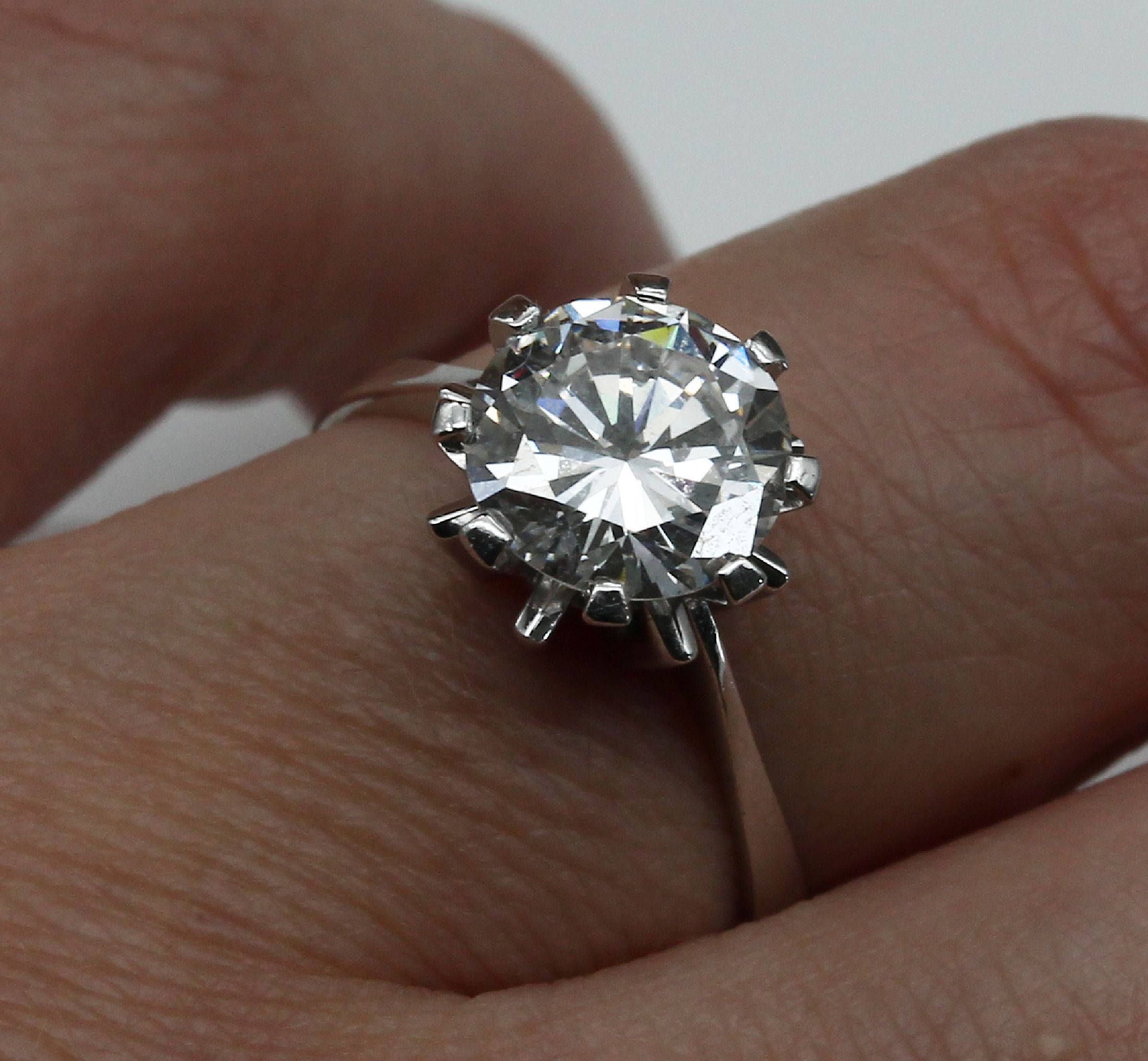 Detail c: 14 kt Gold Brillant-Ring, WG 585/000 gepr.,Brillant in Krönchenfassung, ca. 2.50 ct Weiß/vvs, RW 58, ca. 4.9 g