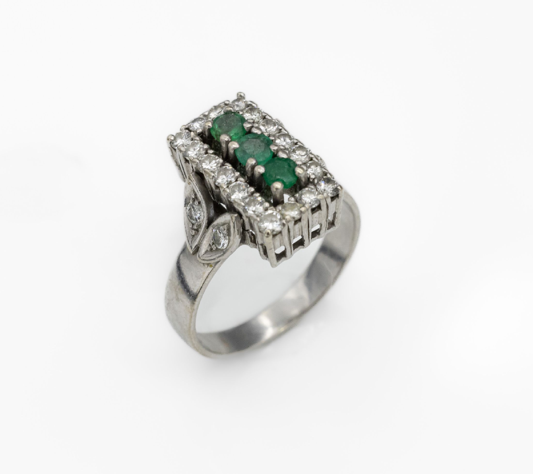 14 kt Gold Smaragd-Brillant-Ring, WG 585/000, 3 rundfacett. Smaragde zus. ca. 0.25 ct, Kerben/l. besch., 22 Brillanten zus. ca. ct 0.72 ct Weiß/si, ...