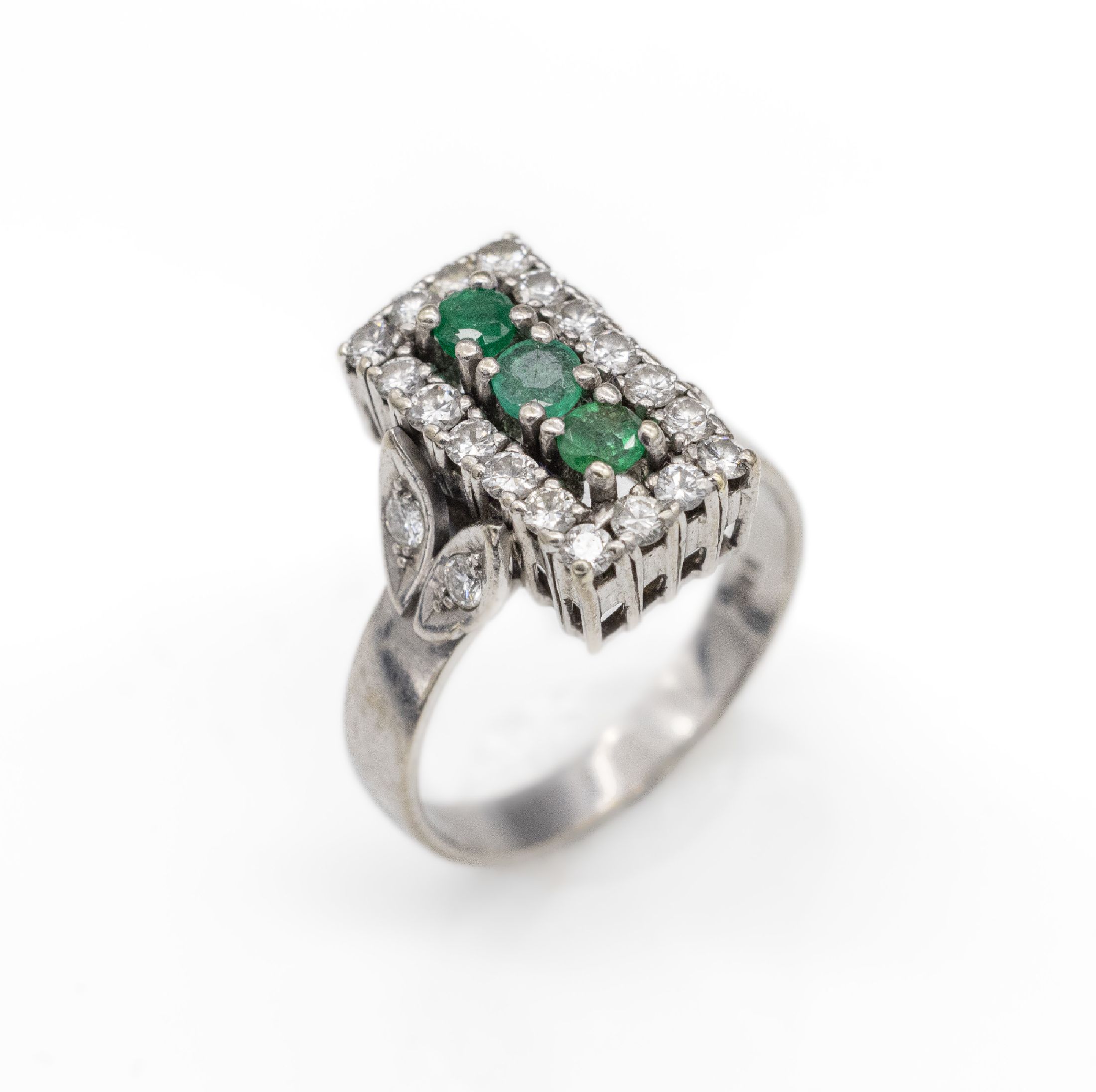 Detail b: 14 kt Gold Smaragd-Brillant-Ring, WG 585/000, 3 rundfacett. Smaragde zus. ca. 0.25 ct, Kerben/l. besch., 22 Brillanten zus. ca. ct 0.72 ct Weiß/si, ...