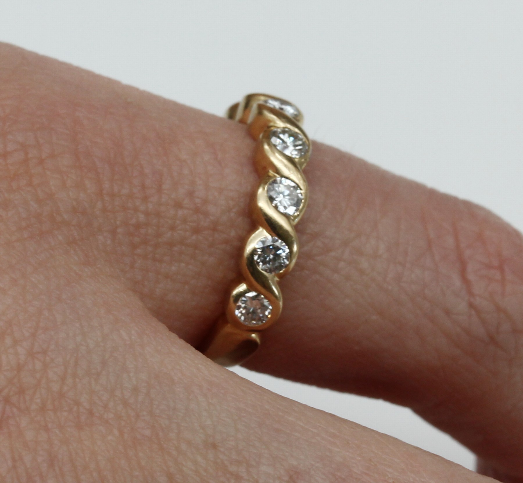 Detail a: 18 kt Gold Brillant-Ring, GG 750/000, gepr., 7 Brillanten zus. ca. 0.35 ct Weiß/si, RW 51,5, ca. 3.6 g