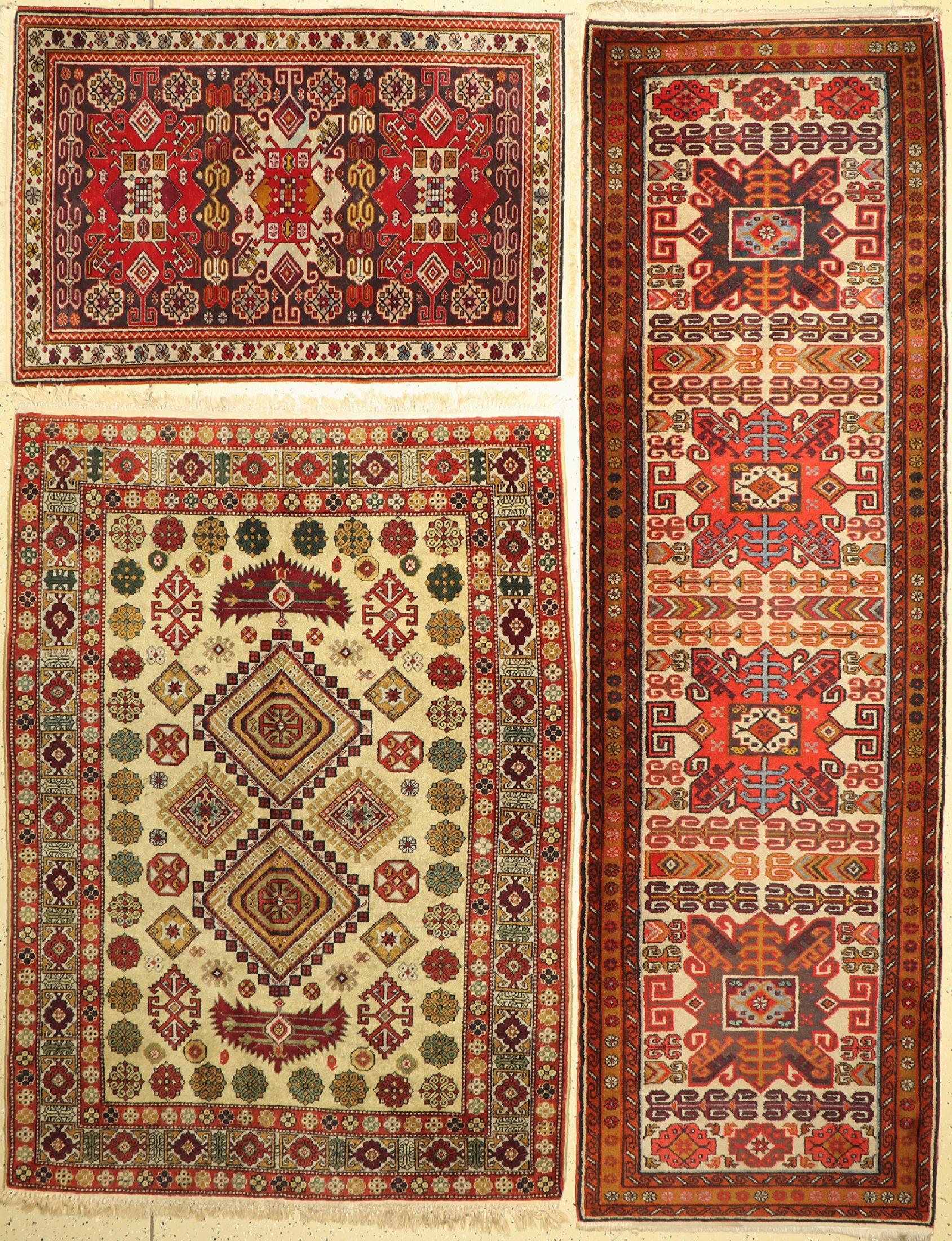3 Lots Eriwan, Rußland, ca. 50 Jahre, Wolleauf Baumwolle, ca. 270 x 81 cm, EHZ: 2. ca. 173 x 126 cm, EHZ: 2(Fleckig), ca. 125 x 85 cm, EHZ: ...